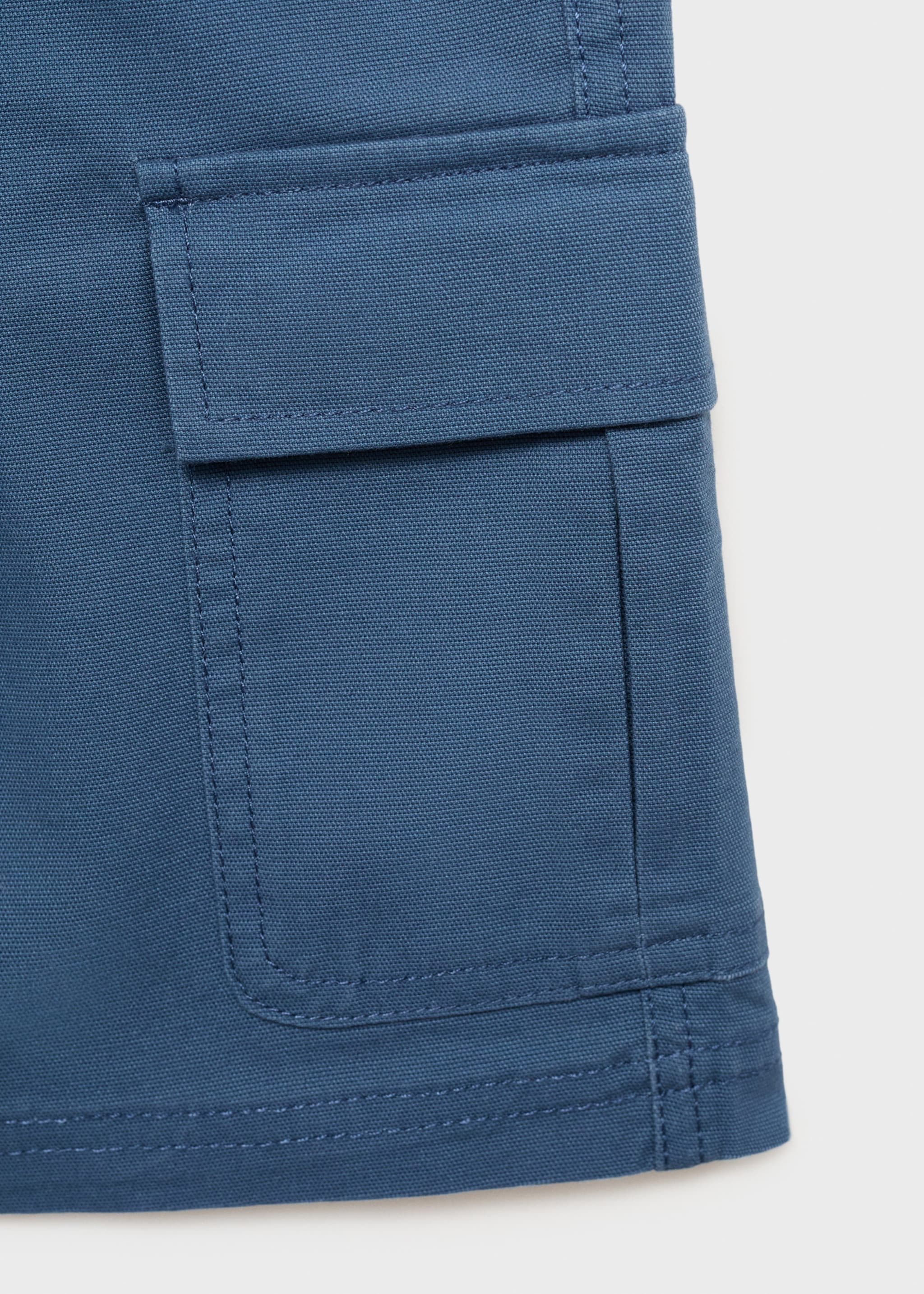 Cargo pockets Bermuda shorts - Details of the article 0