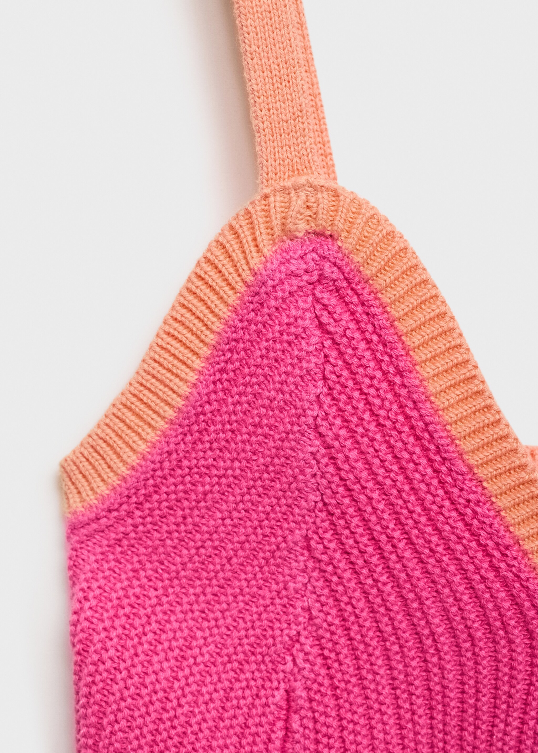 Contrasting crochet top - Details of the article 8