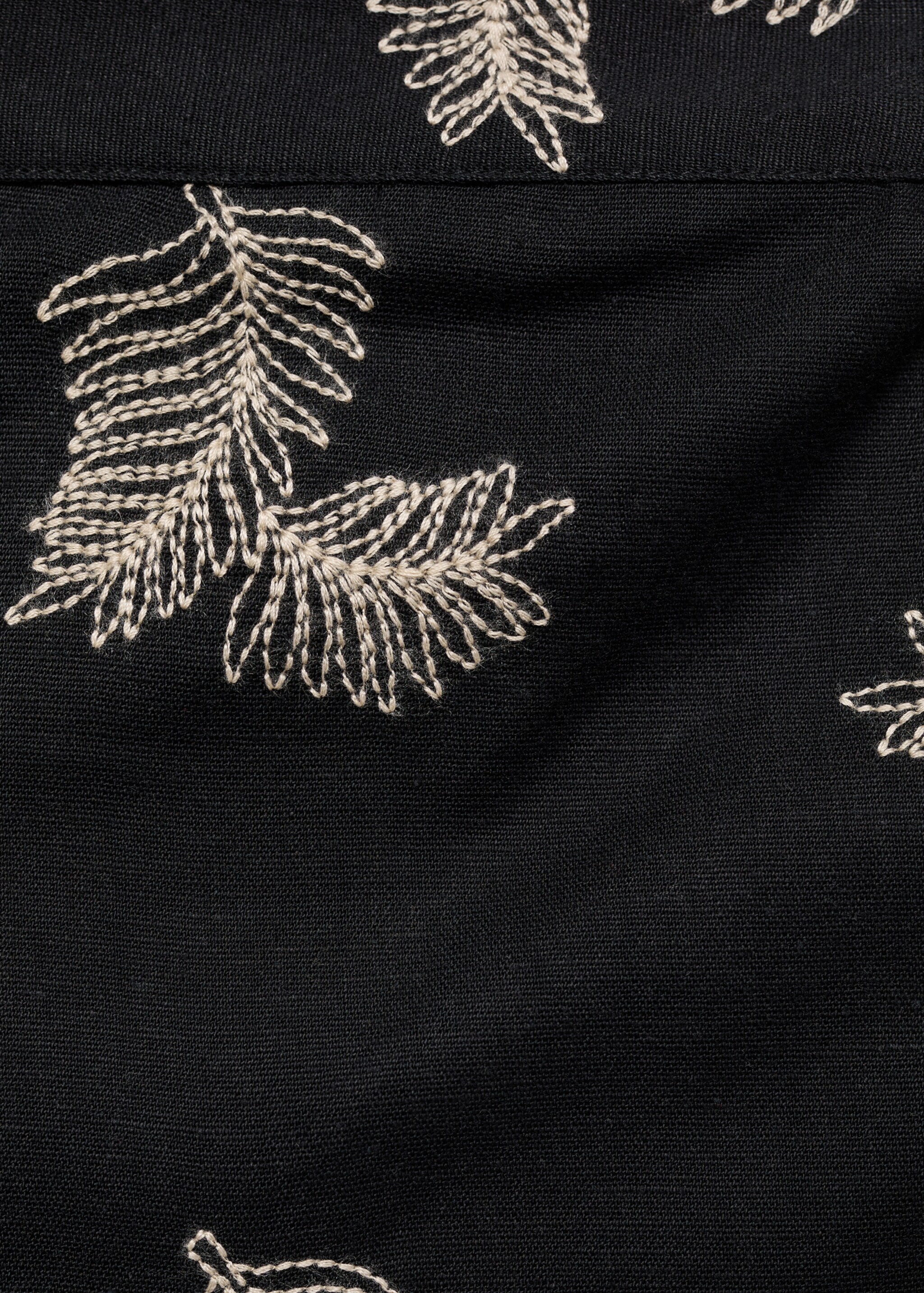 Embroidered linen shorts - Details of the article 0