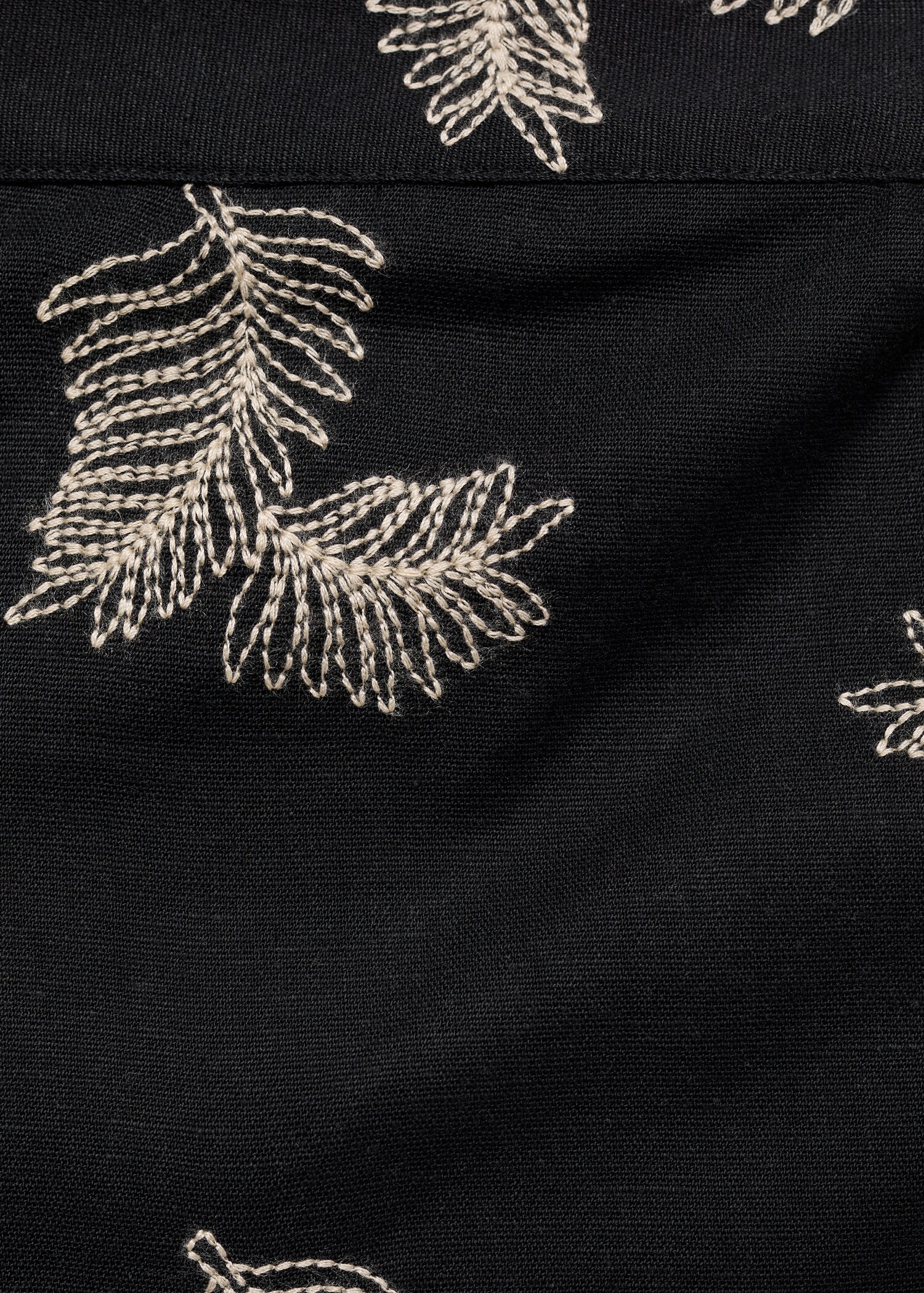Embroidered linen shorts - Details of the article 0