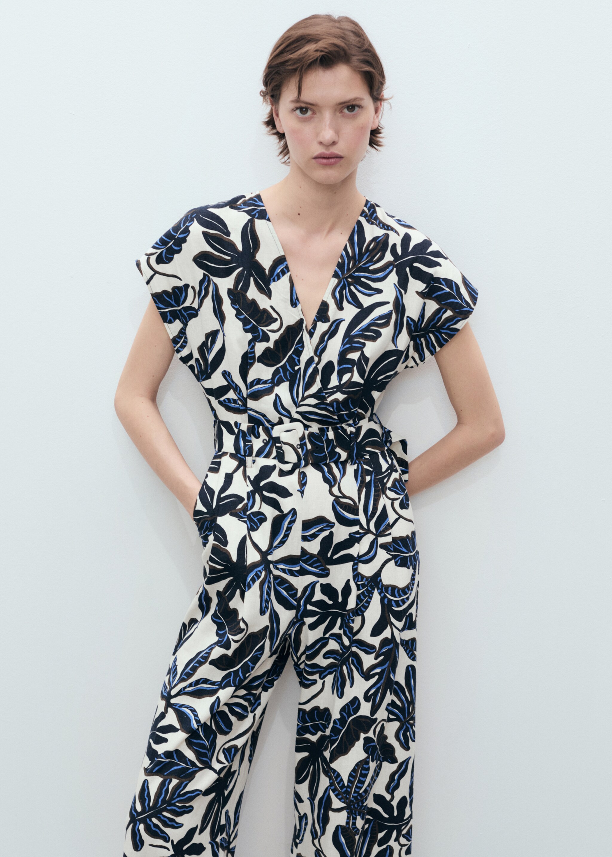 Bedruckter Leinen-Jumpsuit mit Gürtel - Mittlere Ansicht