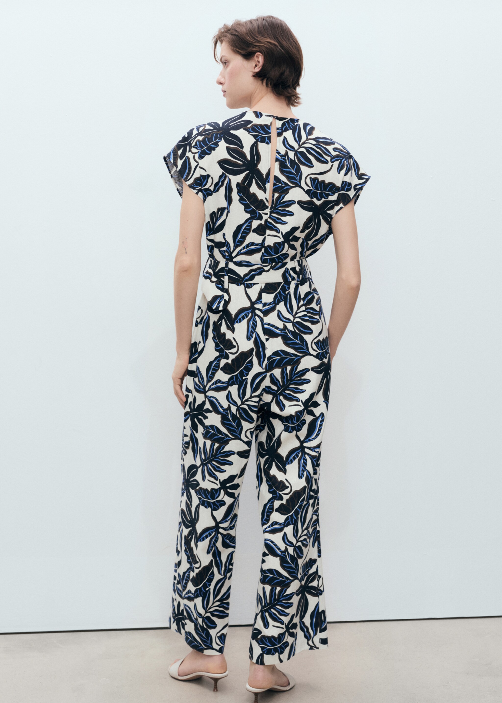 Bedruckter Leinen-Jumpsuit mit Gürtel - Rückseite des Artikels