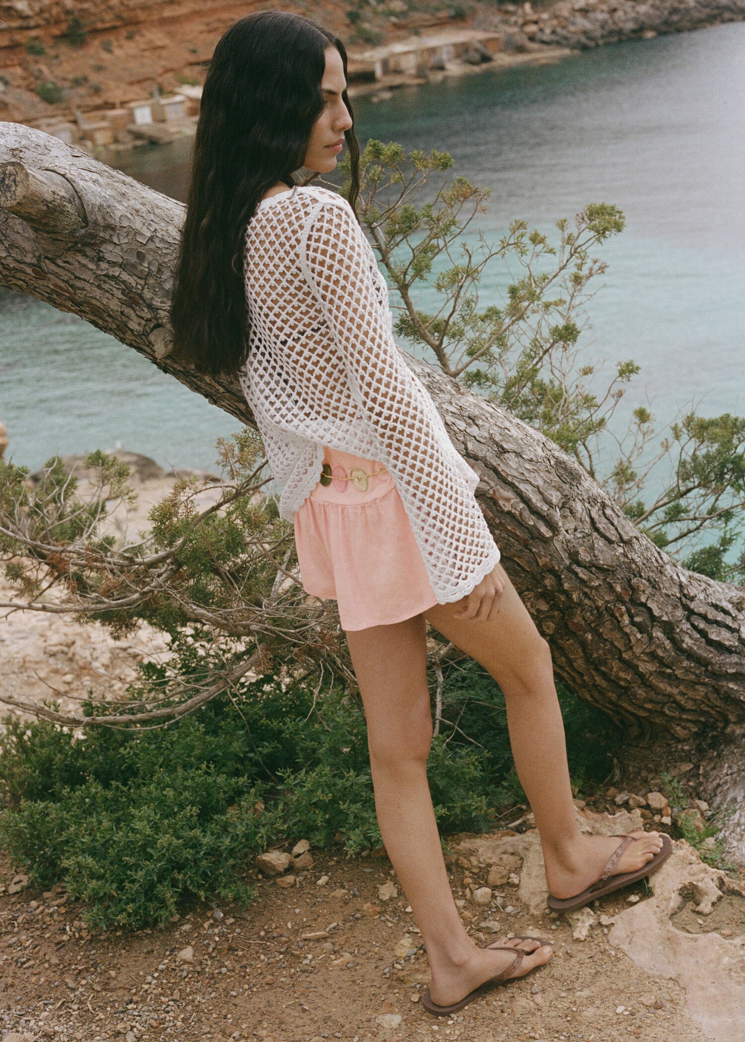 Linen shorts with draped waist - Details of the article 2
