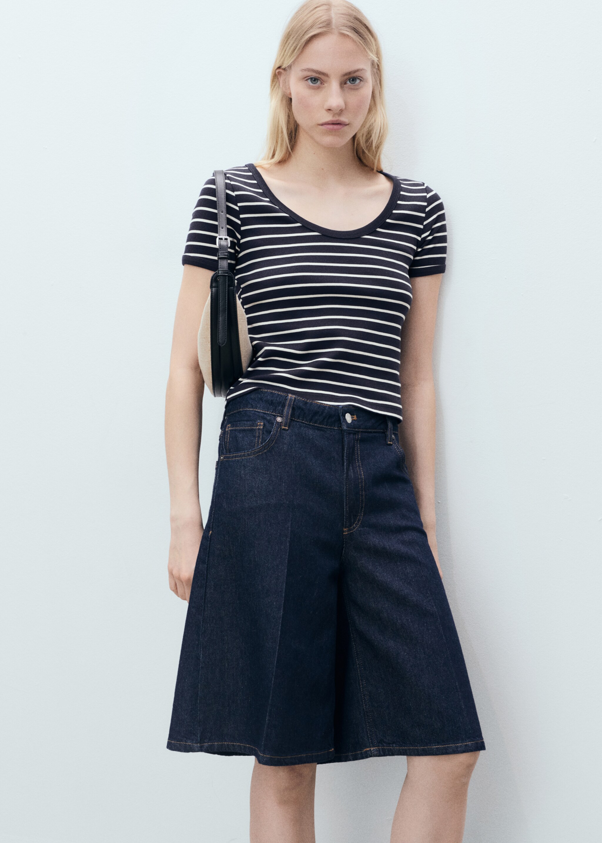 Striped cotton T-shirt with low neckline - Medium plane