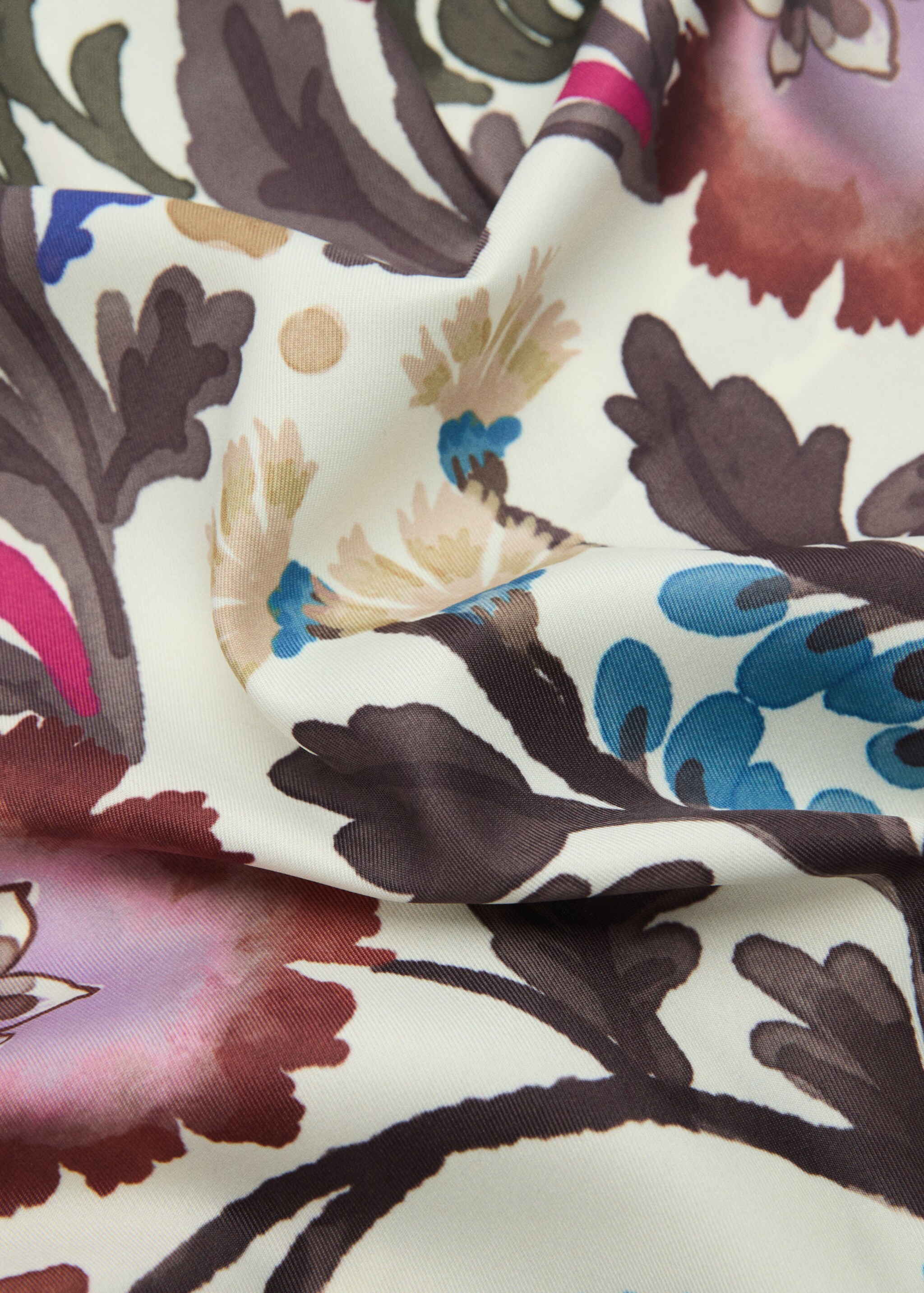 Foulard satiné imprimé - Plan moyen