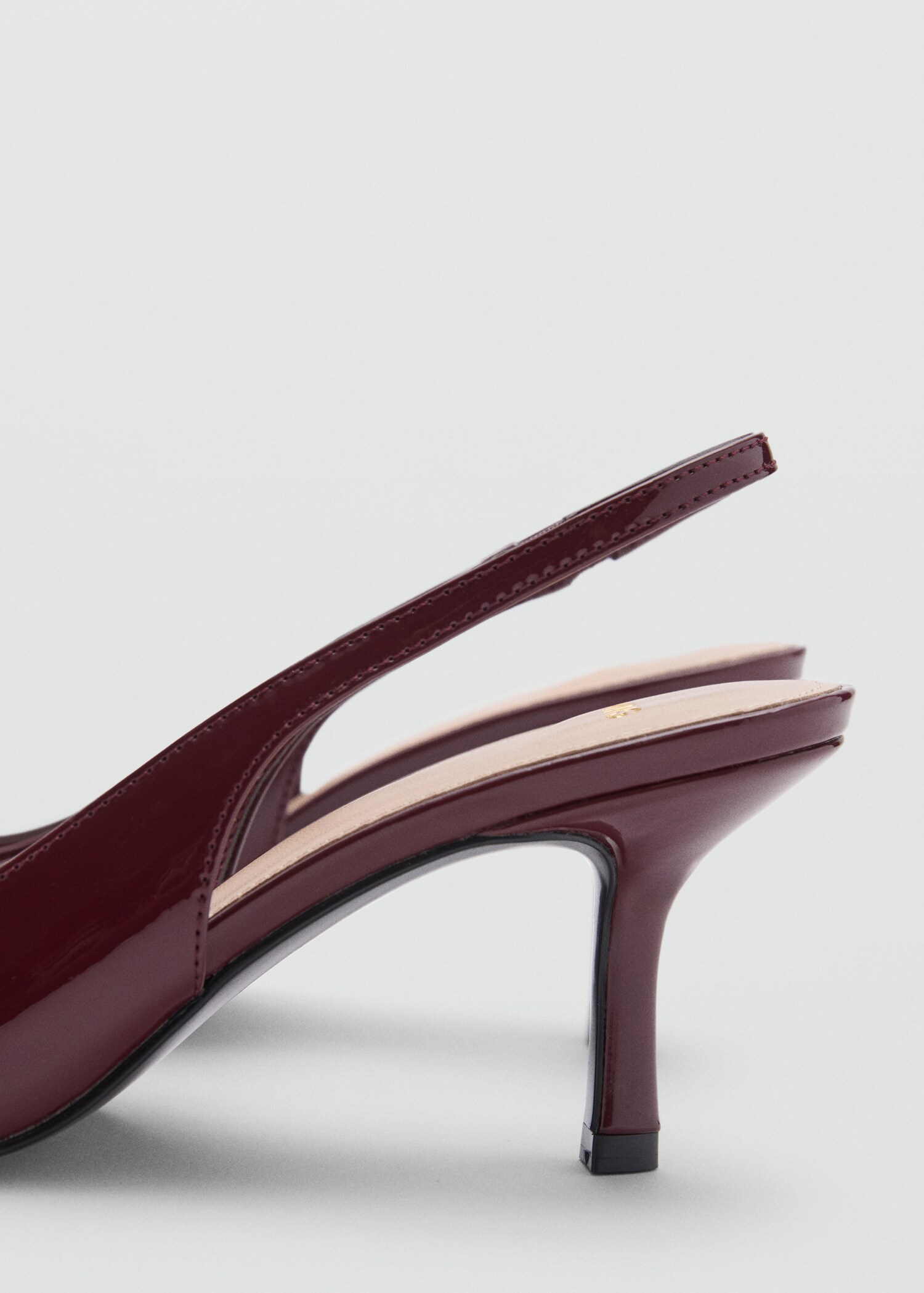 Pointed shoes with patent leather effect - Details of the article 1