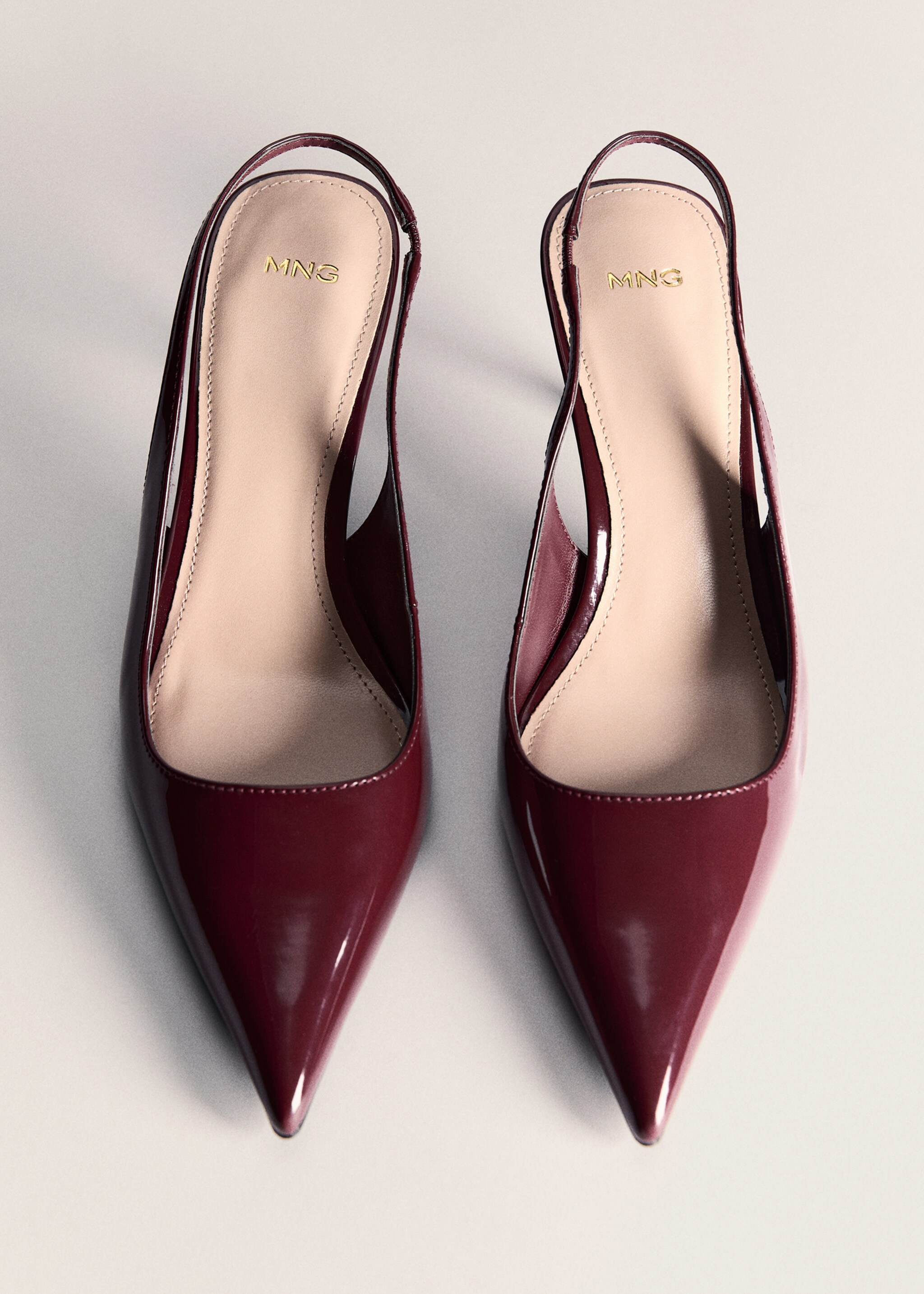 Pointed shoes with patent leather effect - Details of the article 5