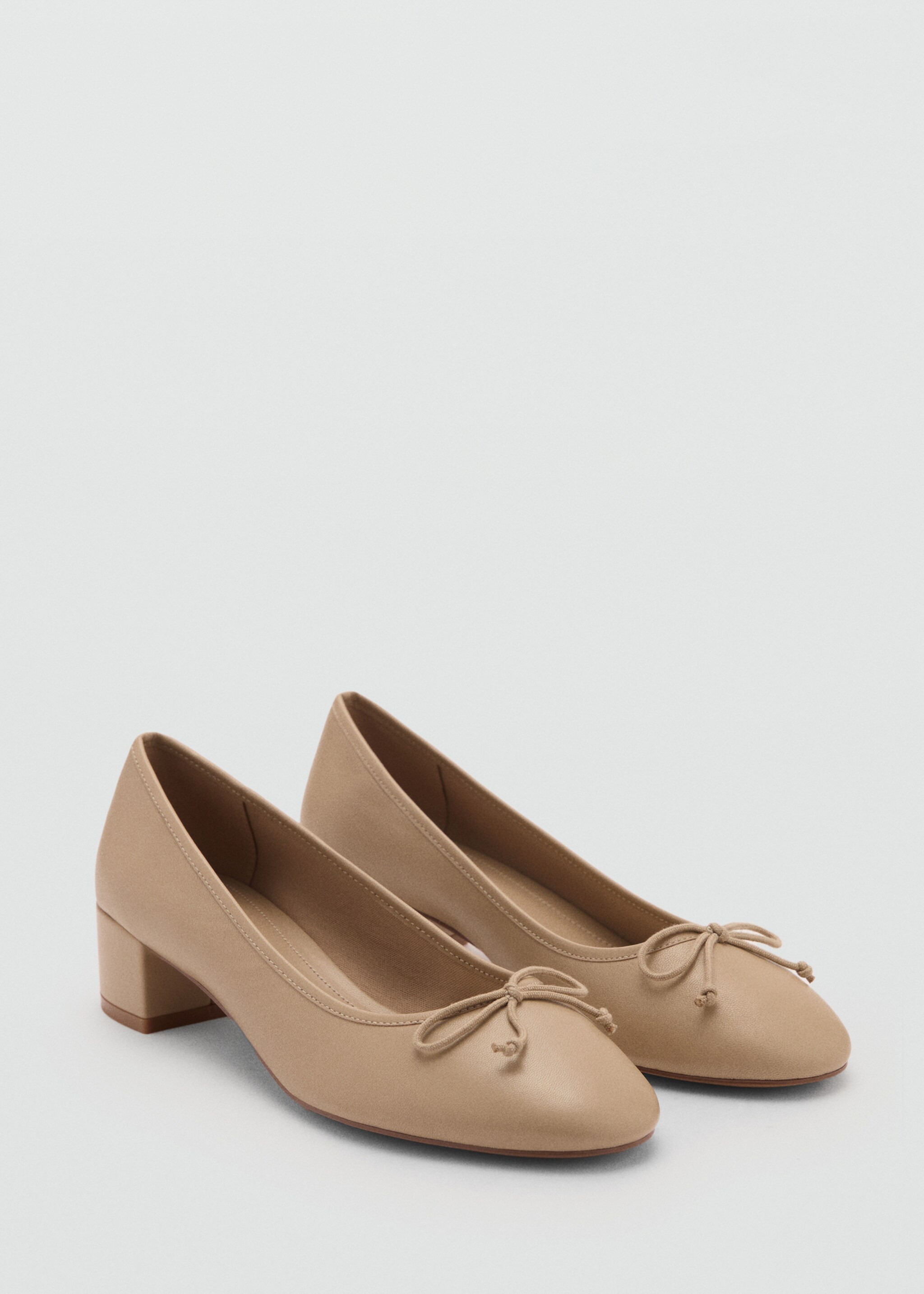 Sepatu flat ballet berhak dengan pita kulit - Tampilan Sedang