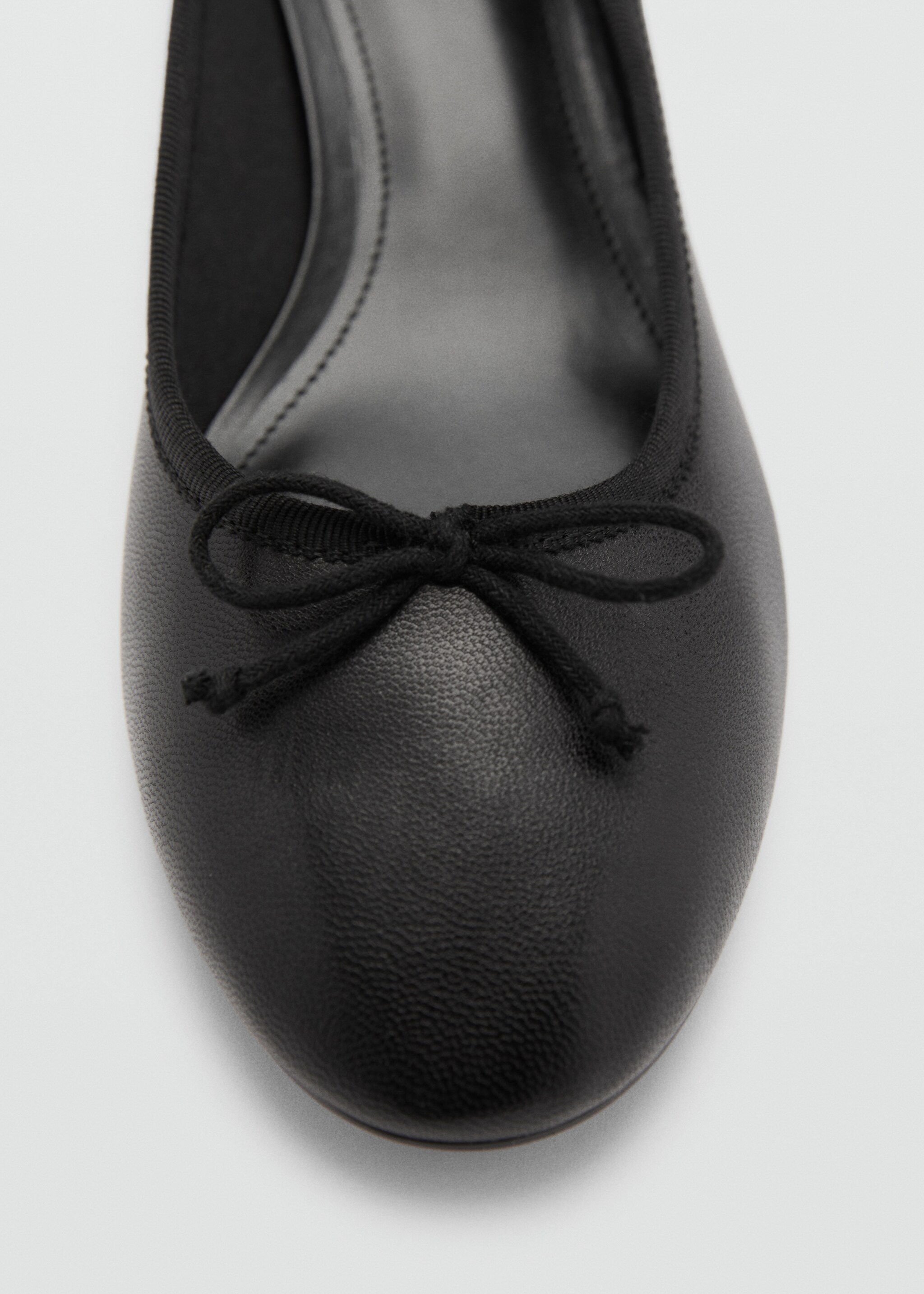 Sepatu flat ballet berhak dengan pita kulit - Rincian barang 2