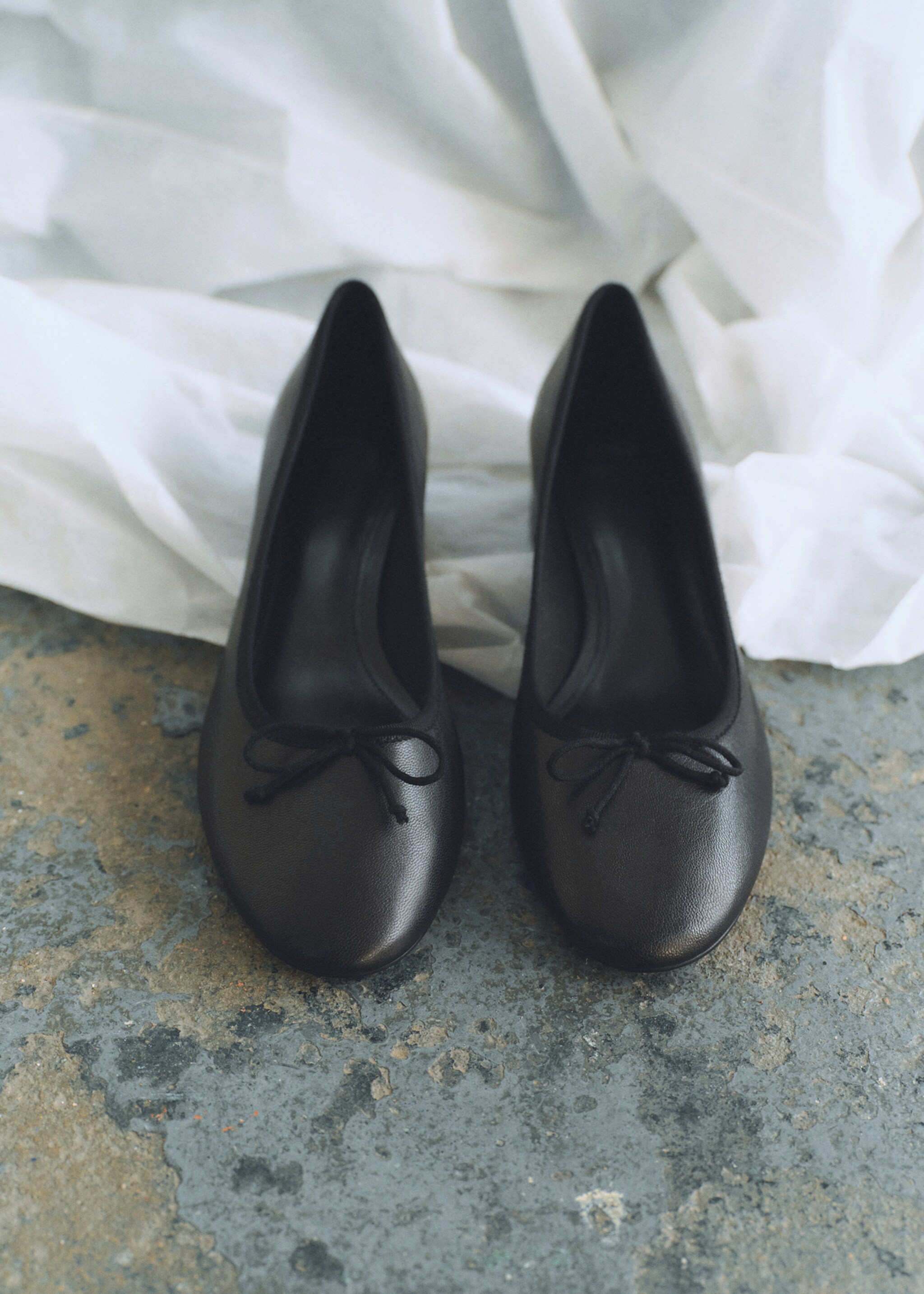 Sepatu flat ballet berhak dengan pita kulit - Rincian barang 9