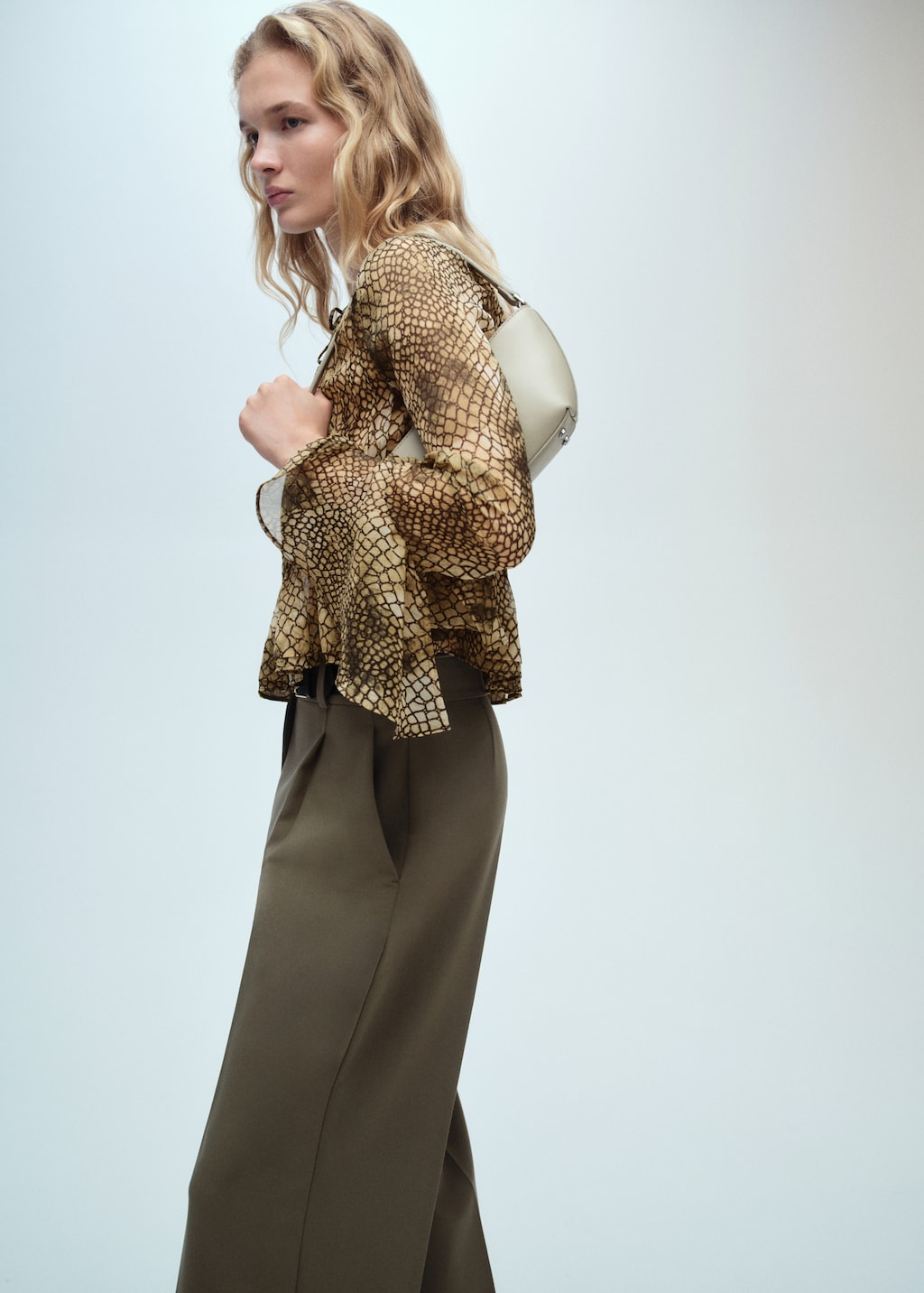 Puffed-sleeve printed shirt