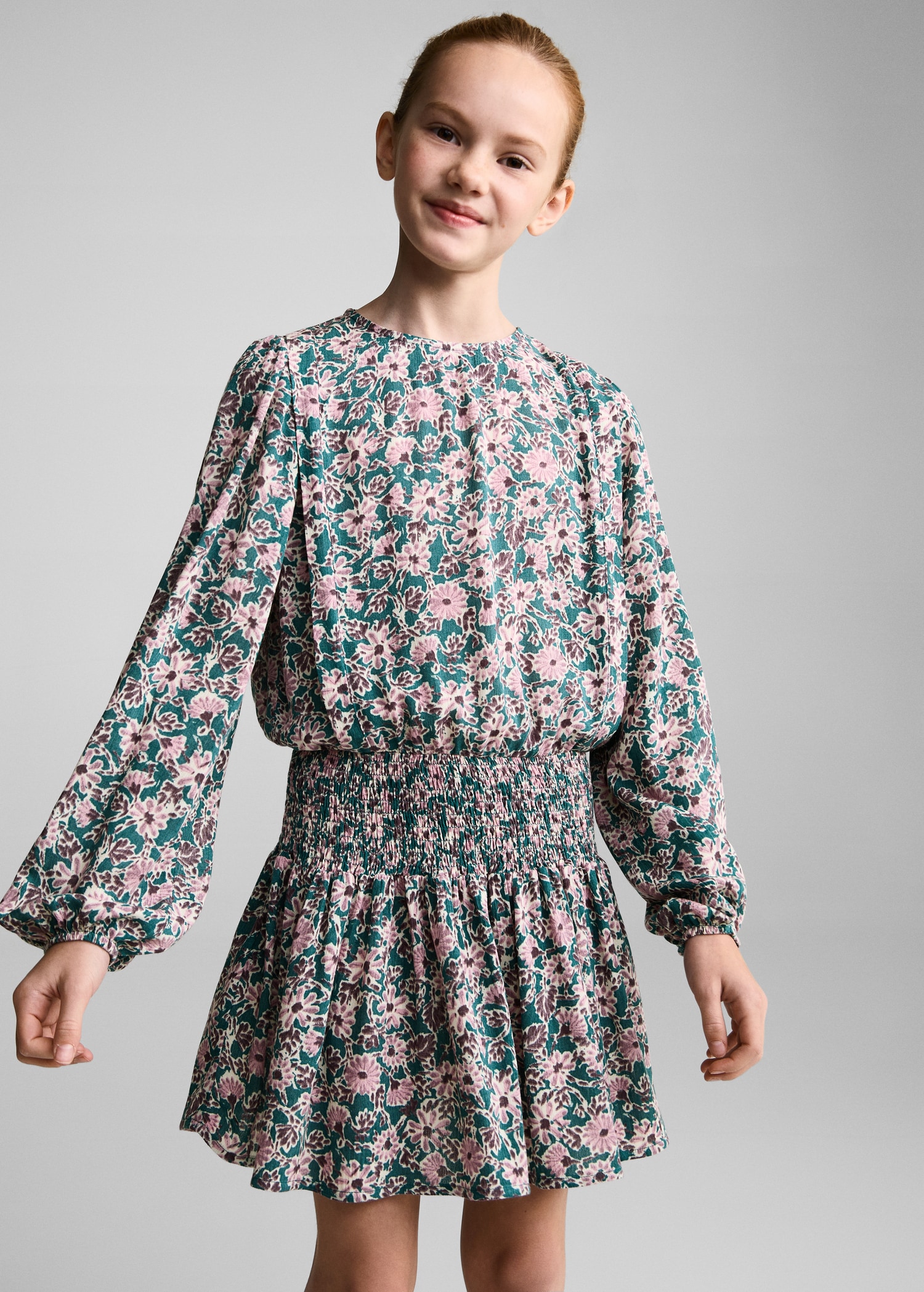 Robe à fleurs détail froncé - Plan moyen