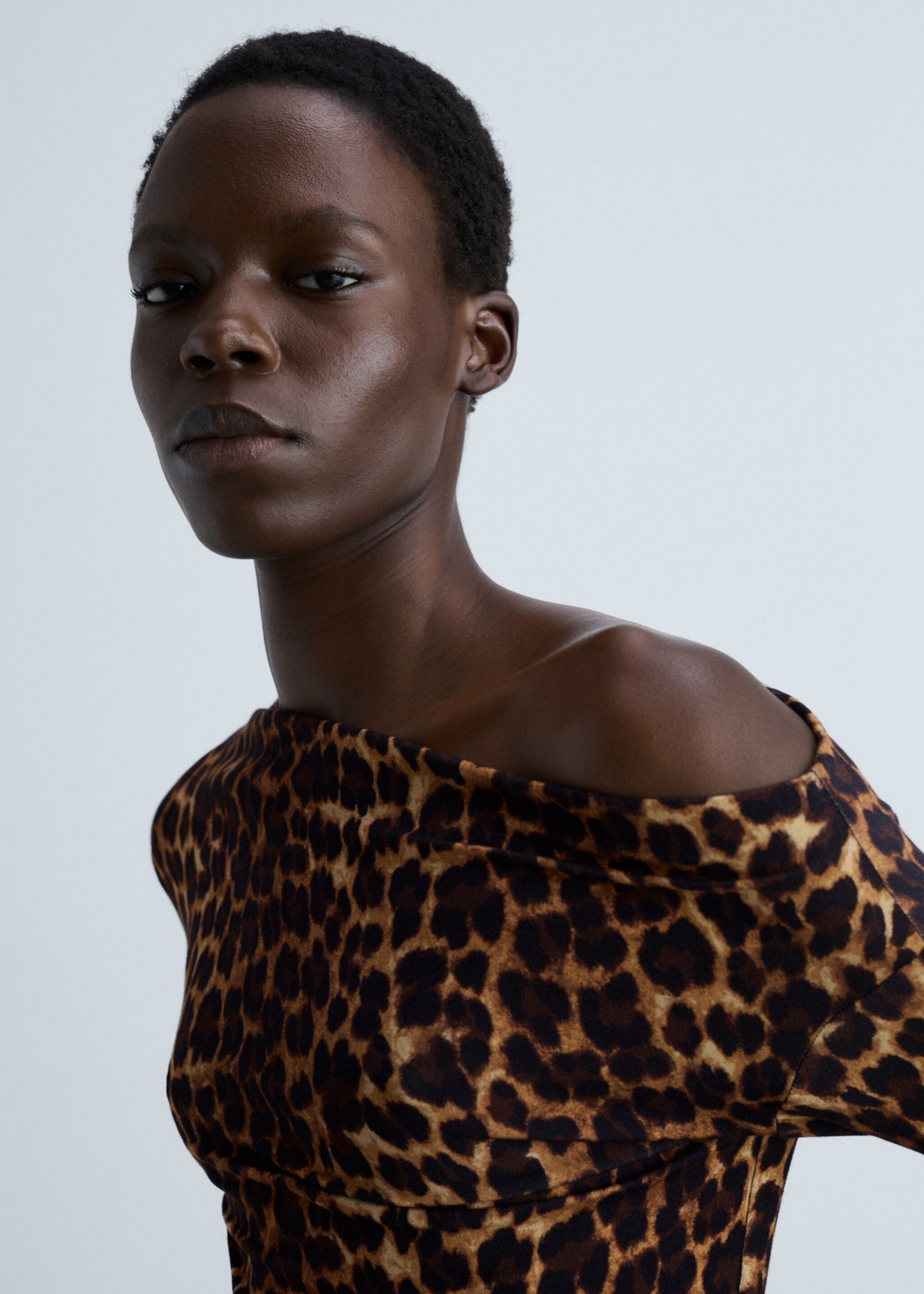 Asymmetrical neck leopard t-shirt - Details of the article 1