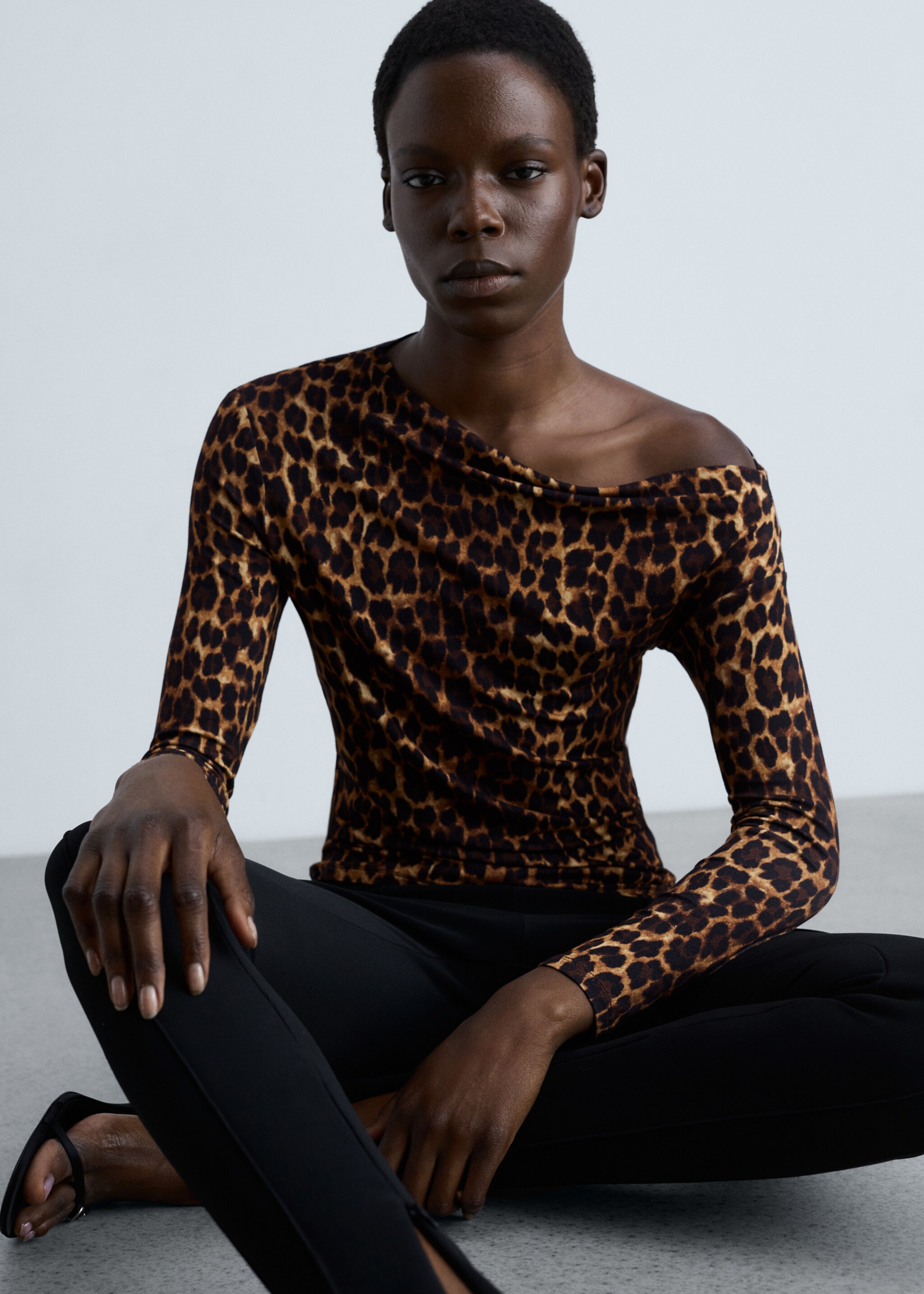 Asymmetrical neck leopard t-shirt - Details of the article 2