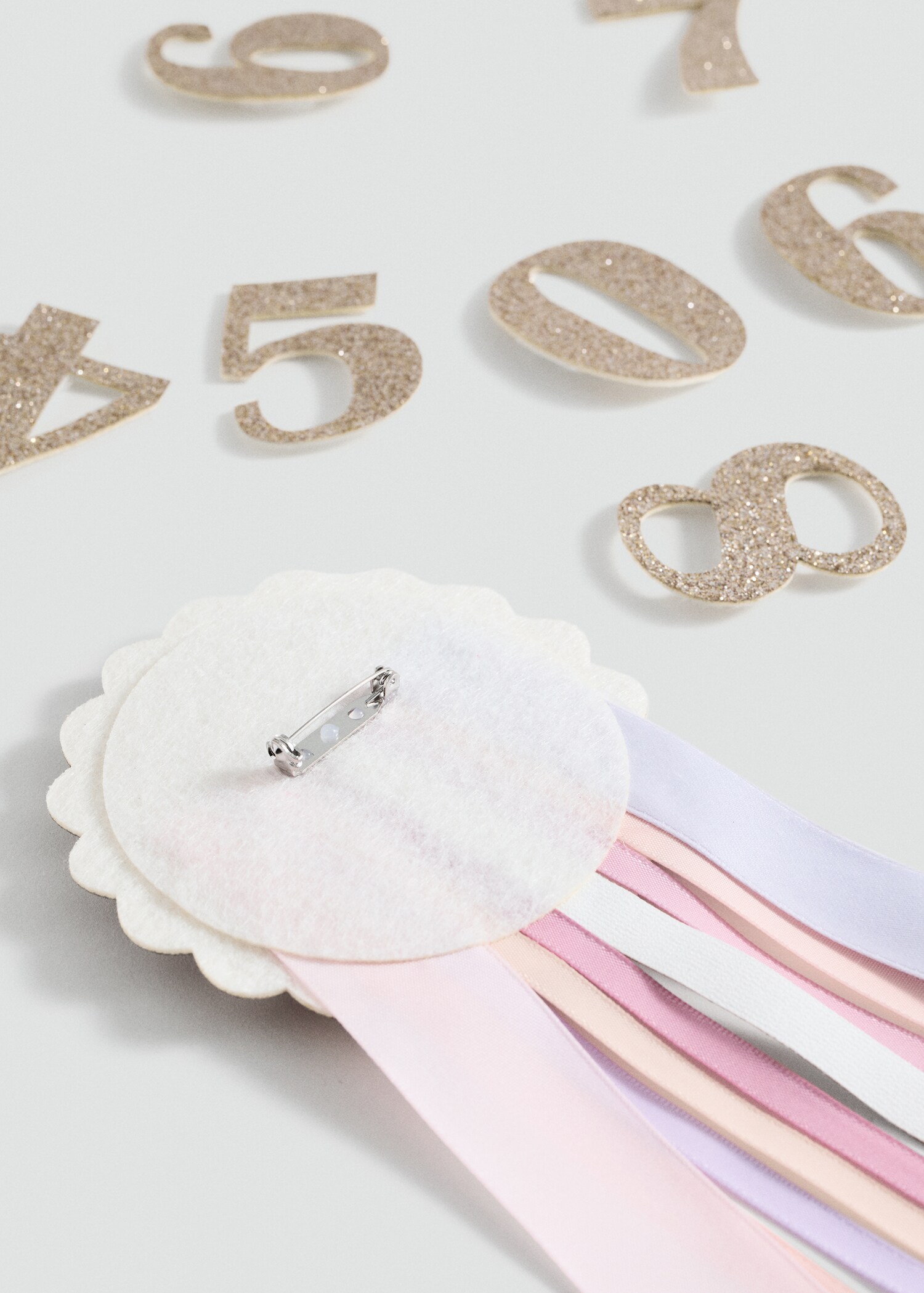 Broche anniversaire - Plan moyen