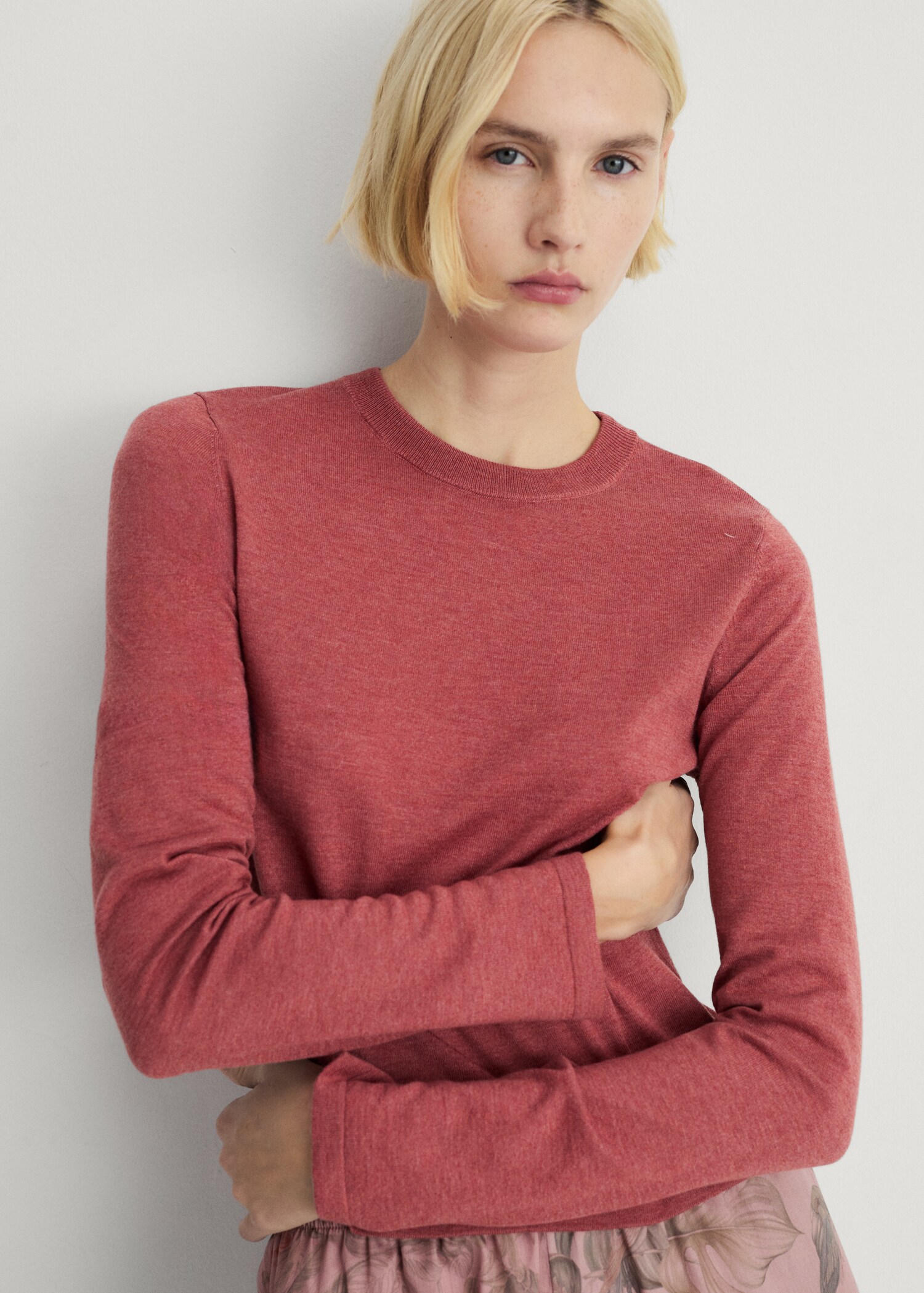 Round-neck knitted sweater - Medium plane