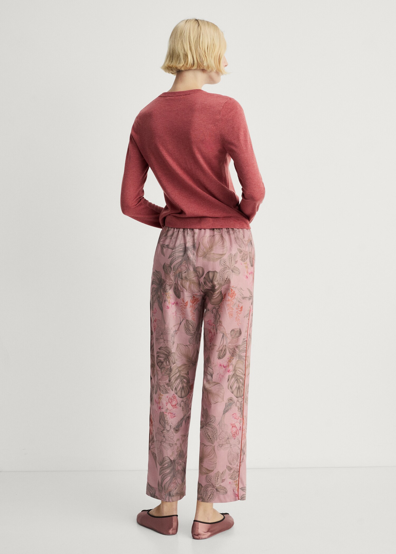 Round-neck knitted sweater - Reverse of the article