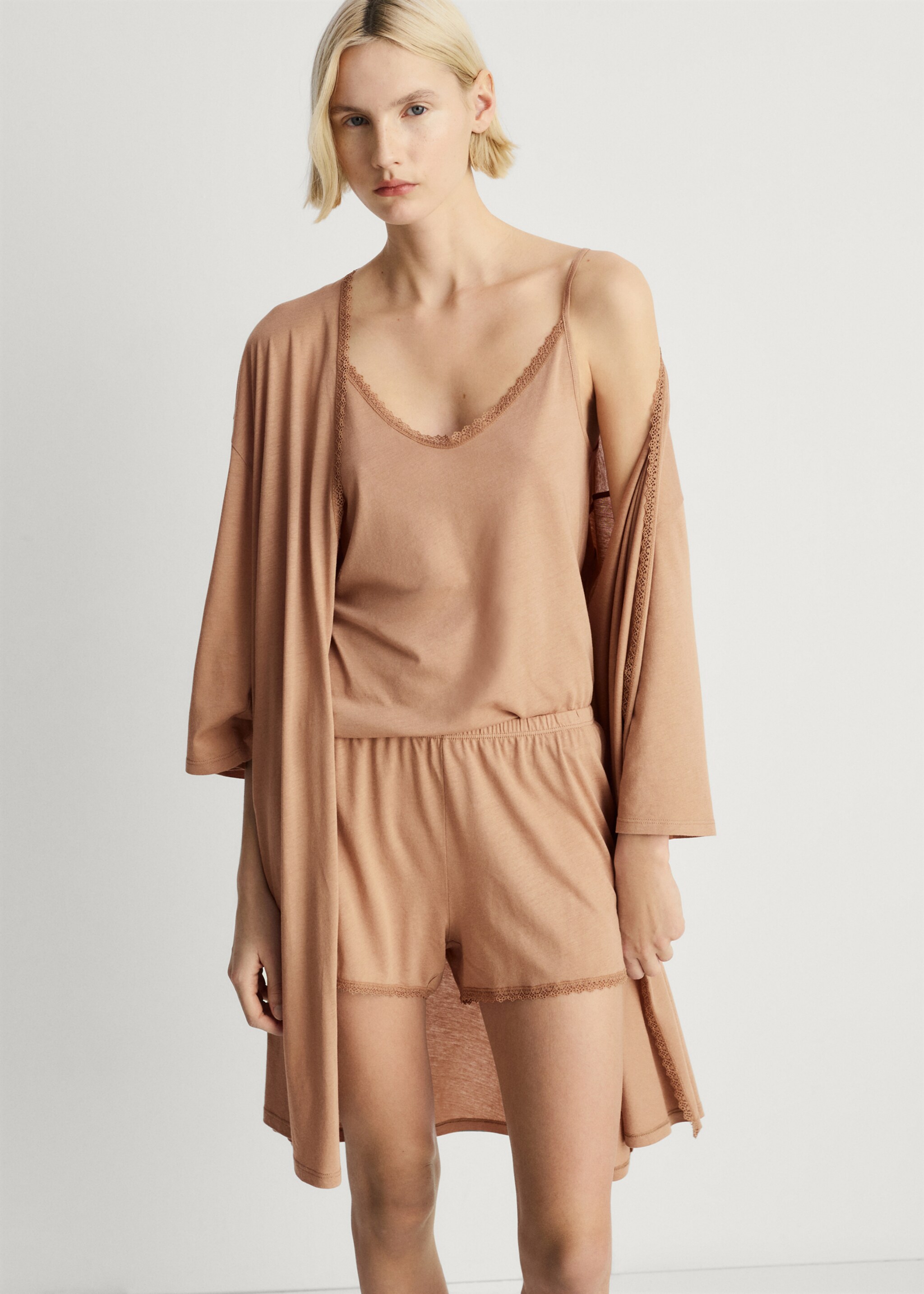 Cotton robe with contrasting lace - Medium plane
