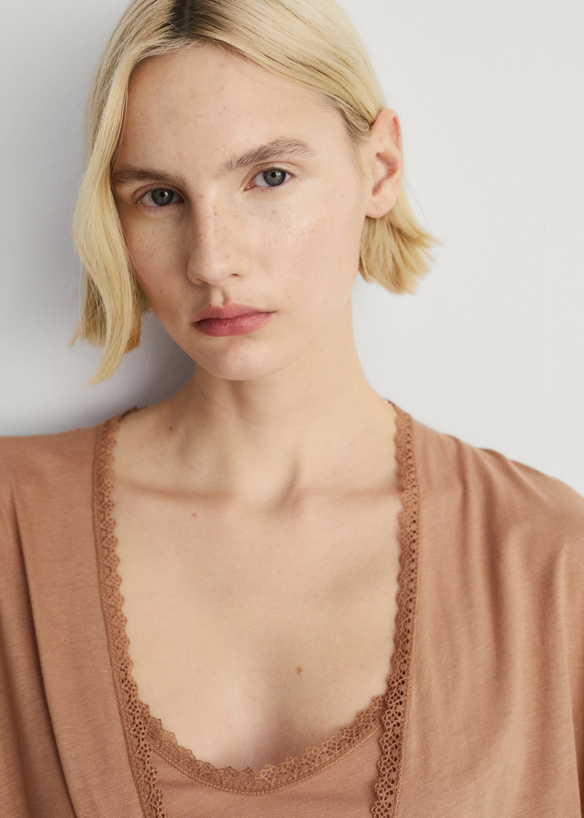 Cotton robe with contrasting lace - Details of the article 1