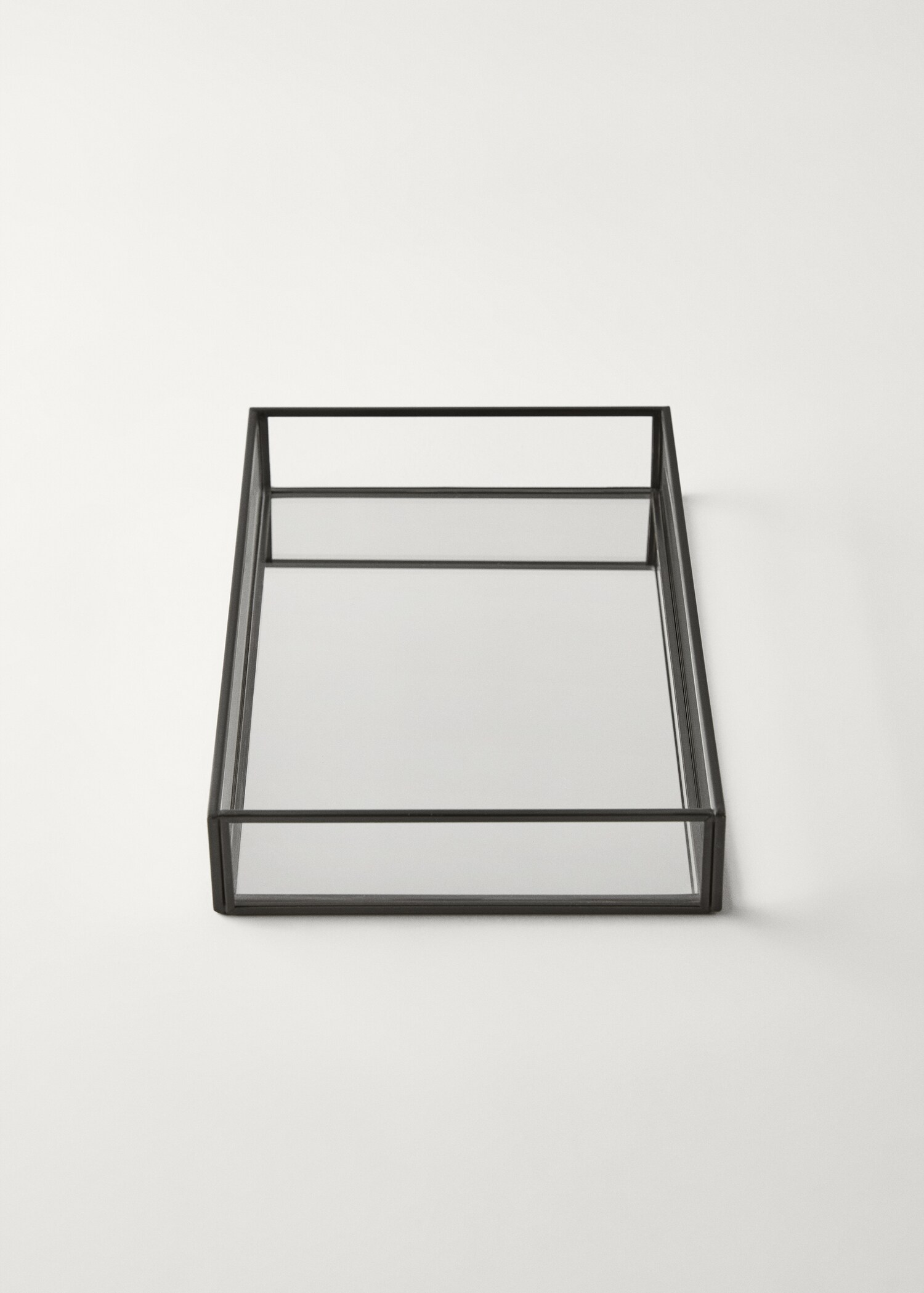 Medium decorative glass tray with metal profile - Details of the article 3