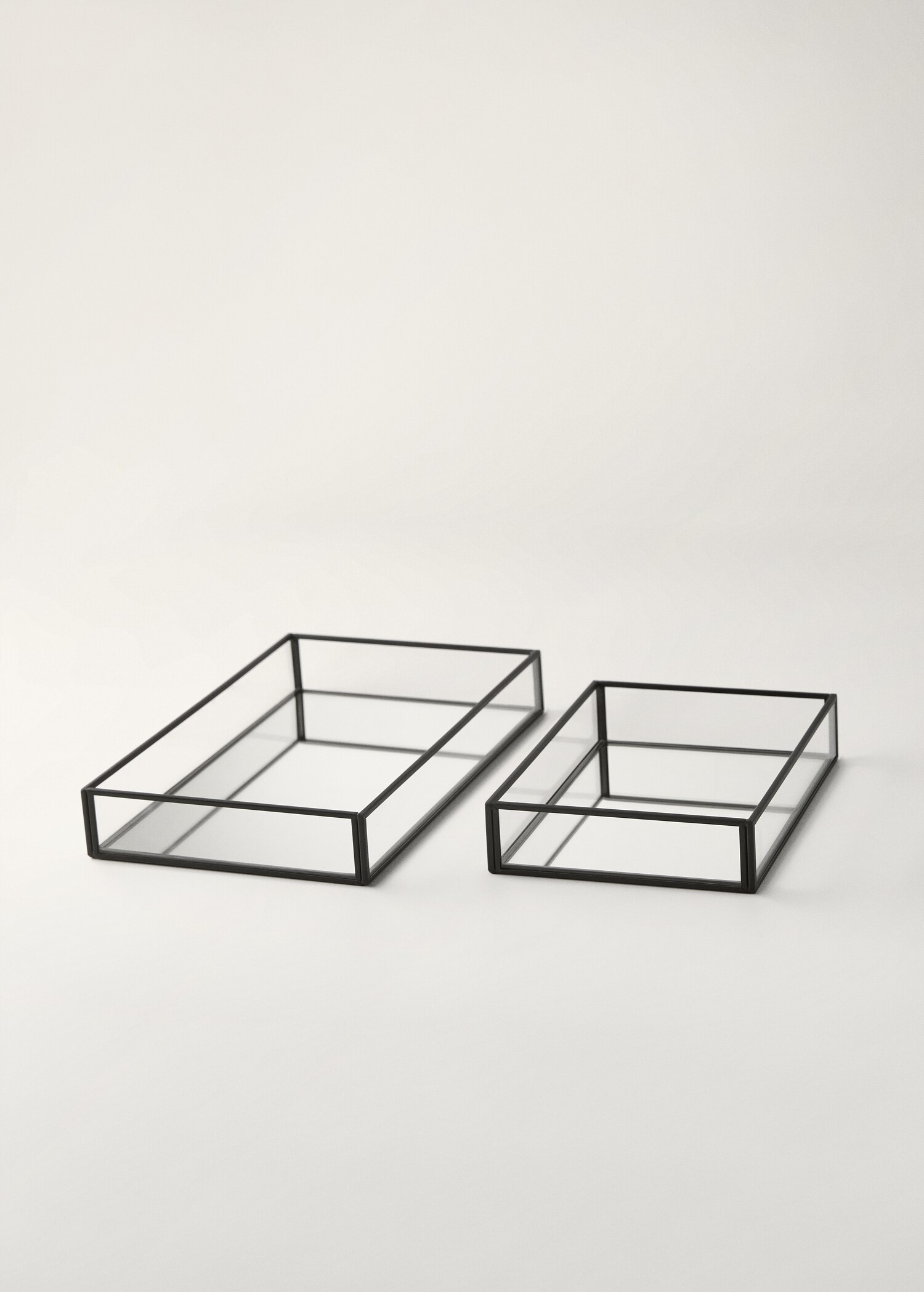 Medium decorative glass tray with metal profile - Details of the article 4