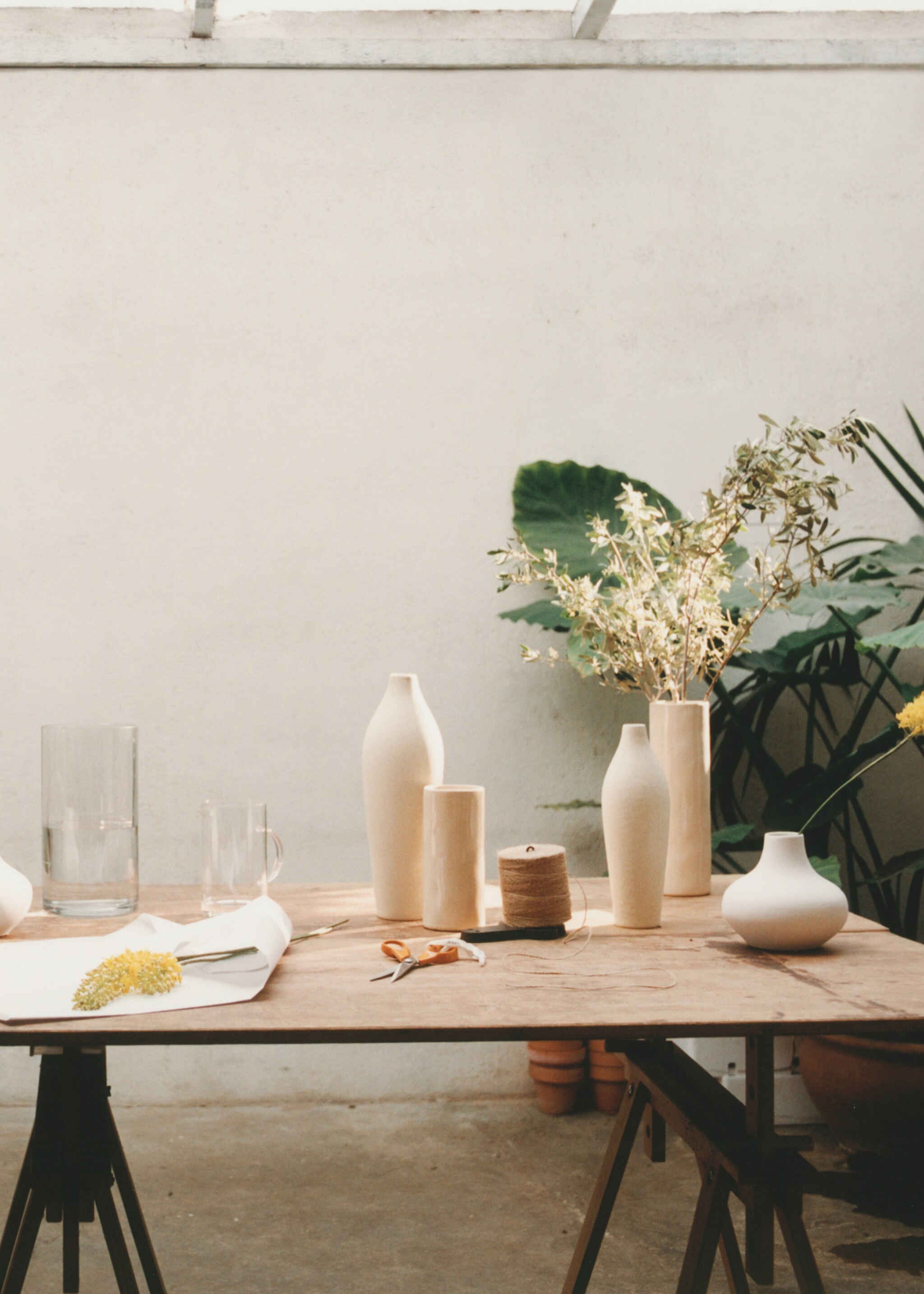 Medium elongated design earthenware vase - Details of the article 6