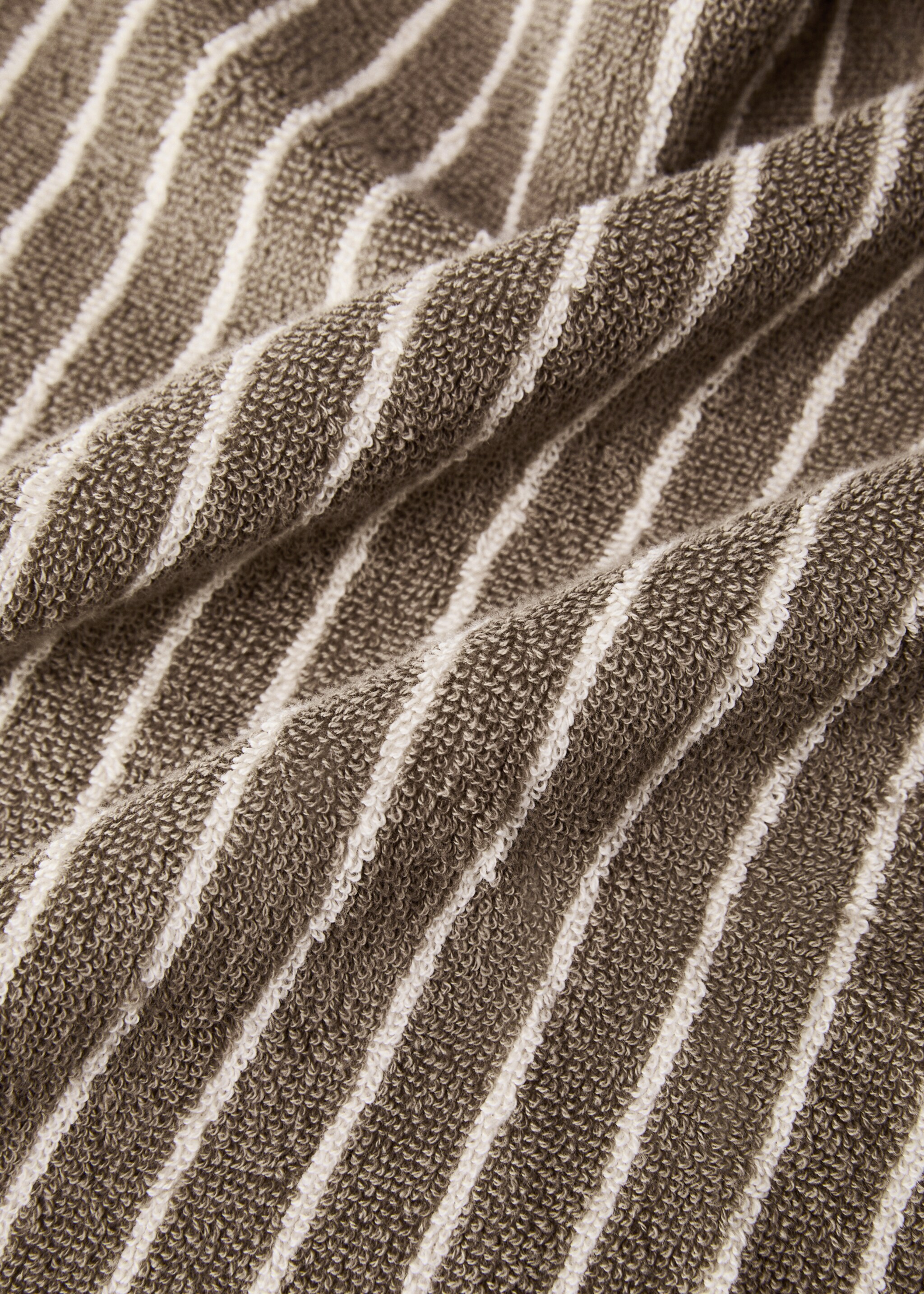 Two-tone striped bath mat - Details of the article 1