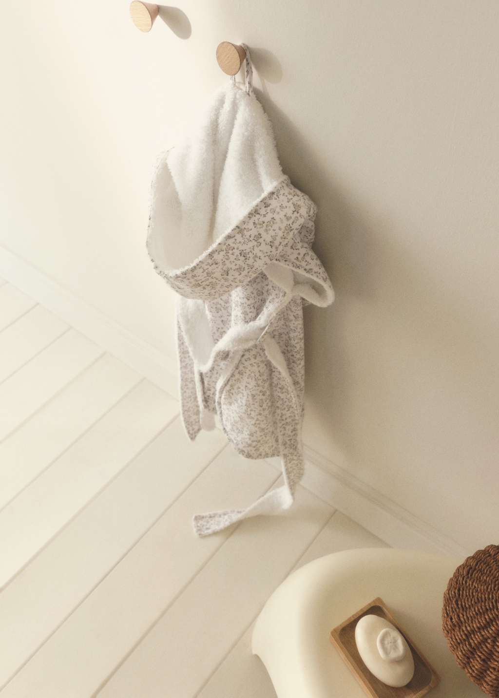 Children’s bathrobe with mini-flower print