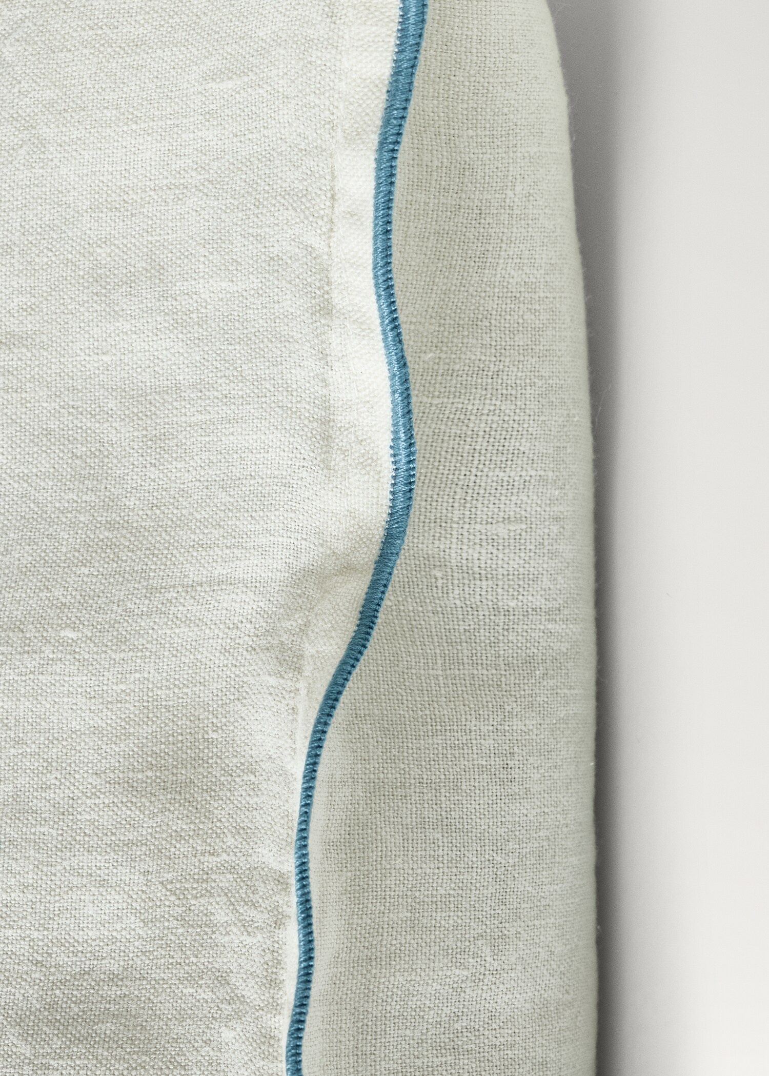 Linen children's cushion cover with embroidered overlock 40x40 cm - Details of the article 3