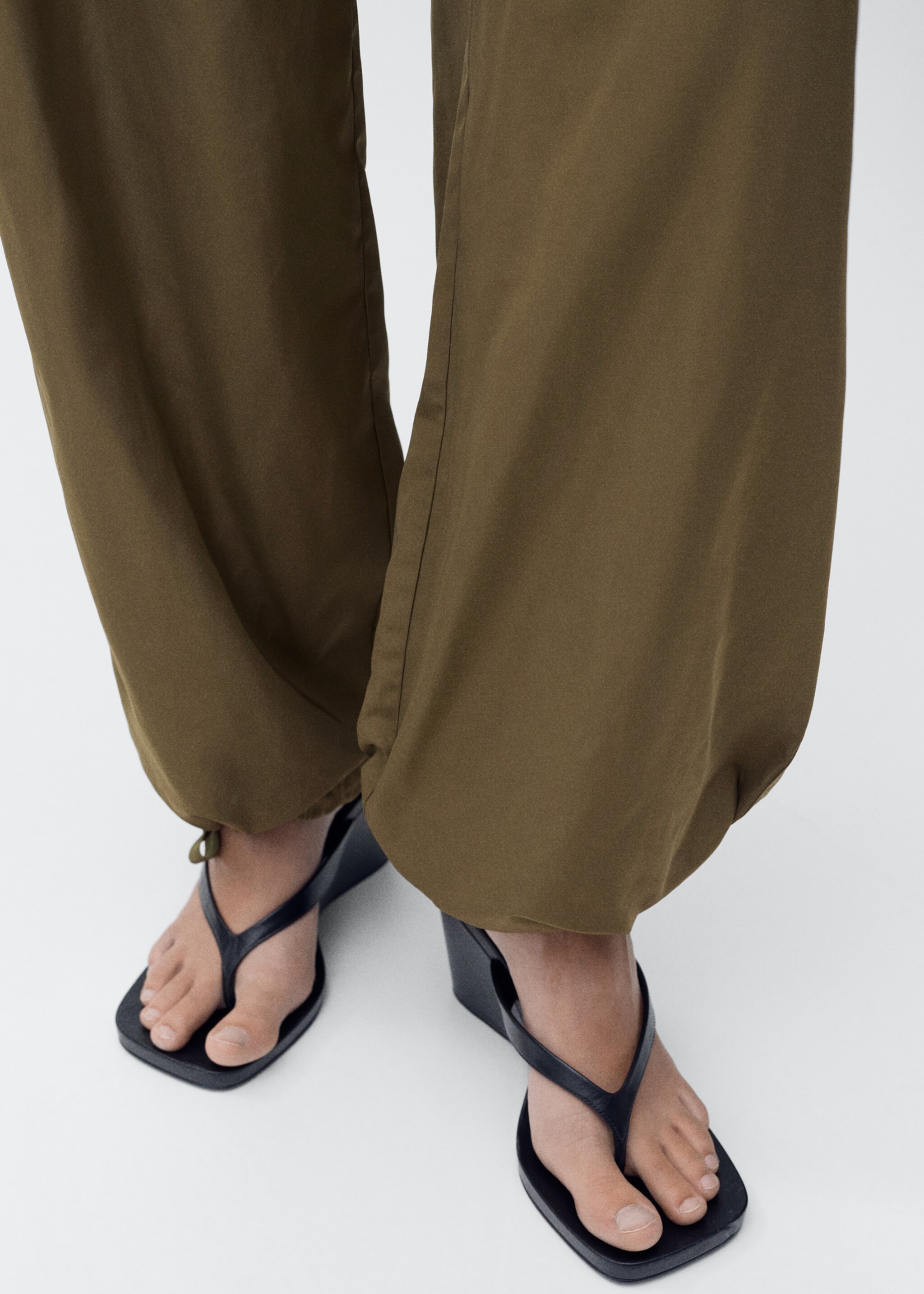 Cargo trousers with adjustable hem - Details of the article 2
