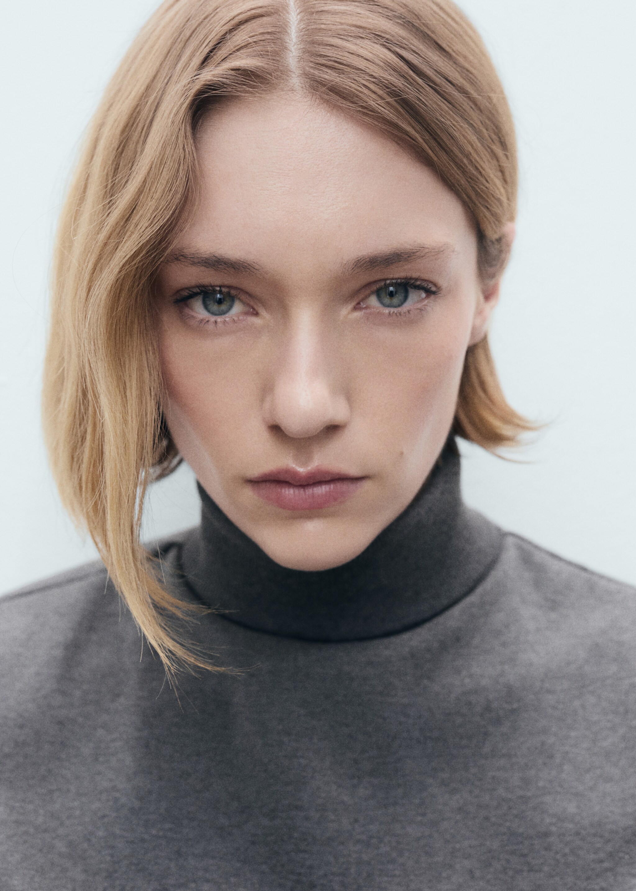 Sleeveless turtleneck top - Details of the article 1