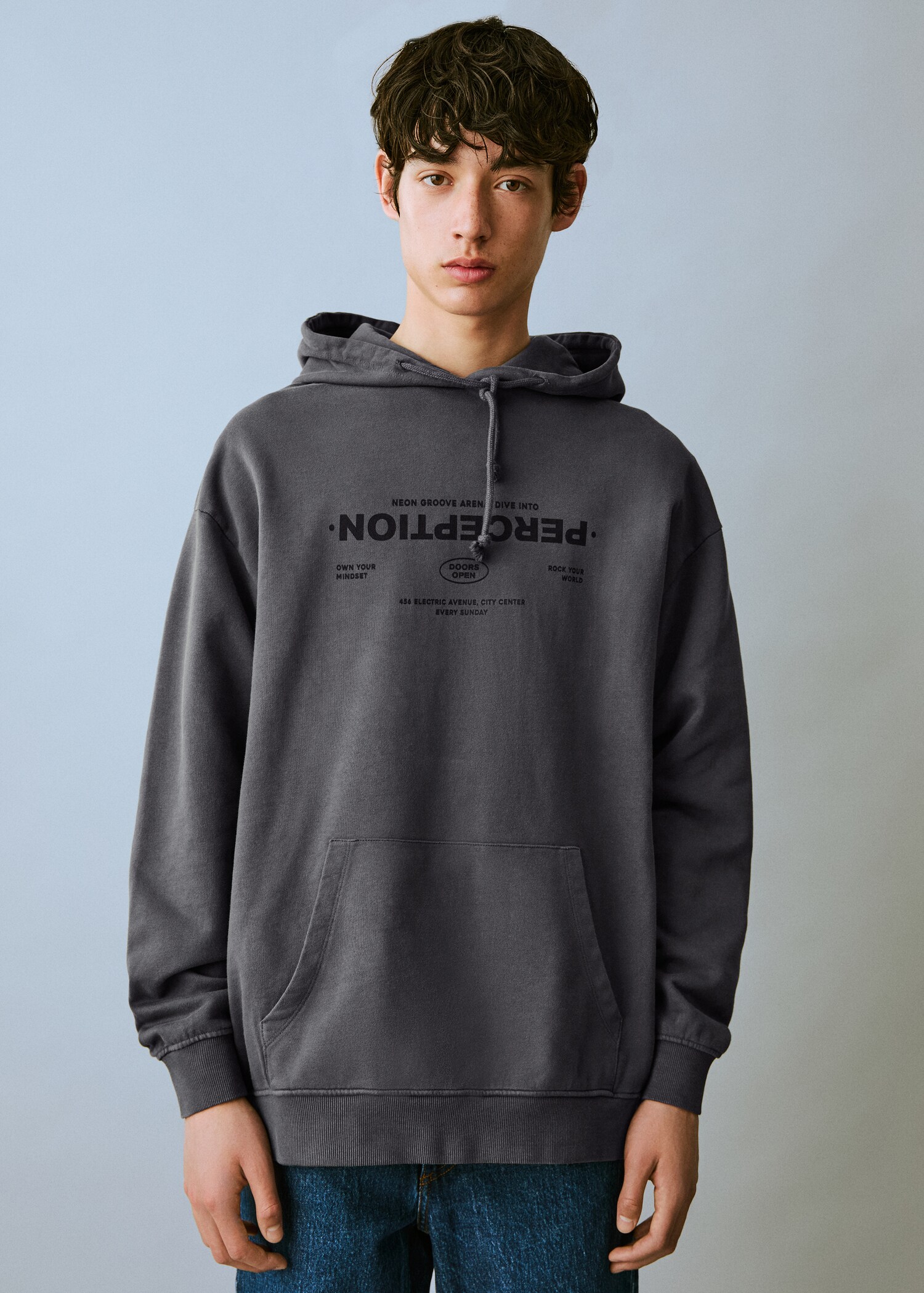 Sudadera canguro mensaje - Plano medio