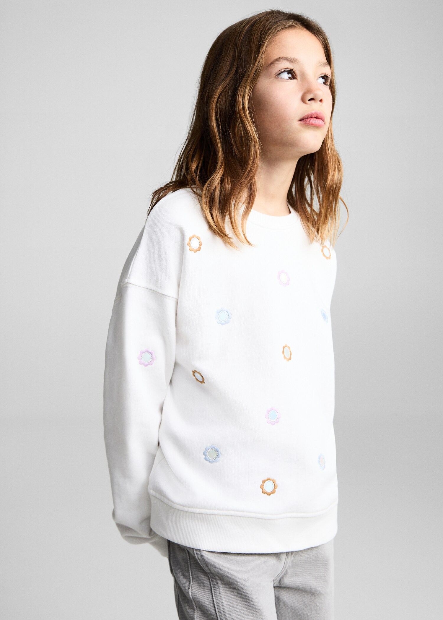 Sweatshirt mit floralen Applikationen - Mittlere Ansicht
