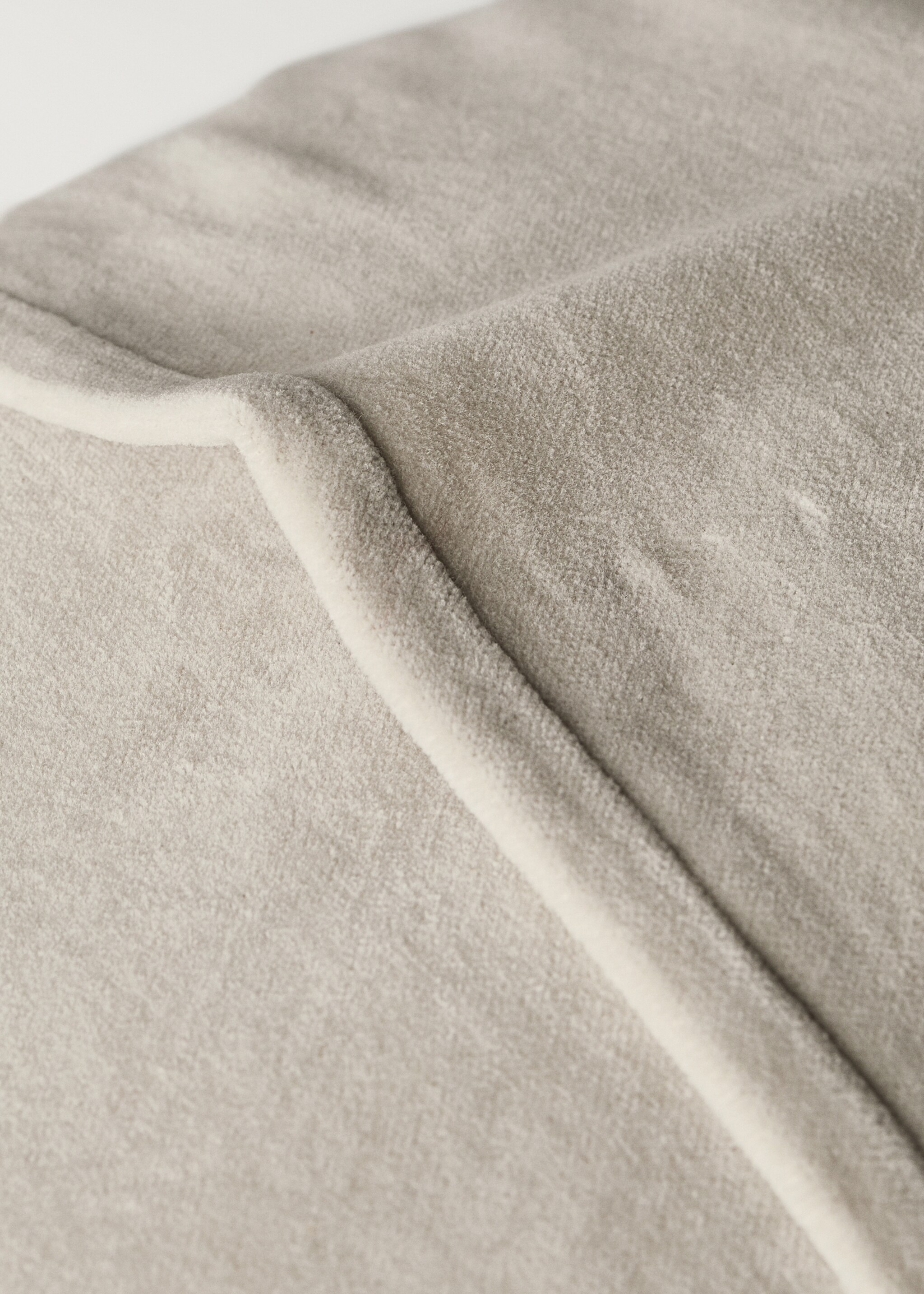 Cotton velvet garment-dyed bed cushion cover 30x40 cm - Details of the article 4, Light/Pastel Grey. Ref: 87065144-00.