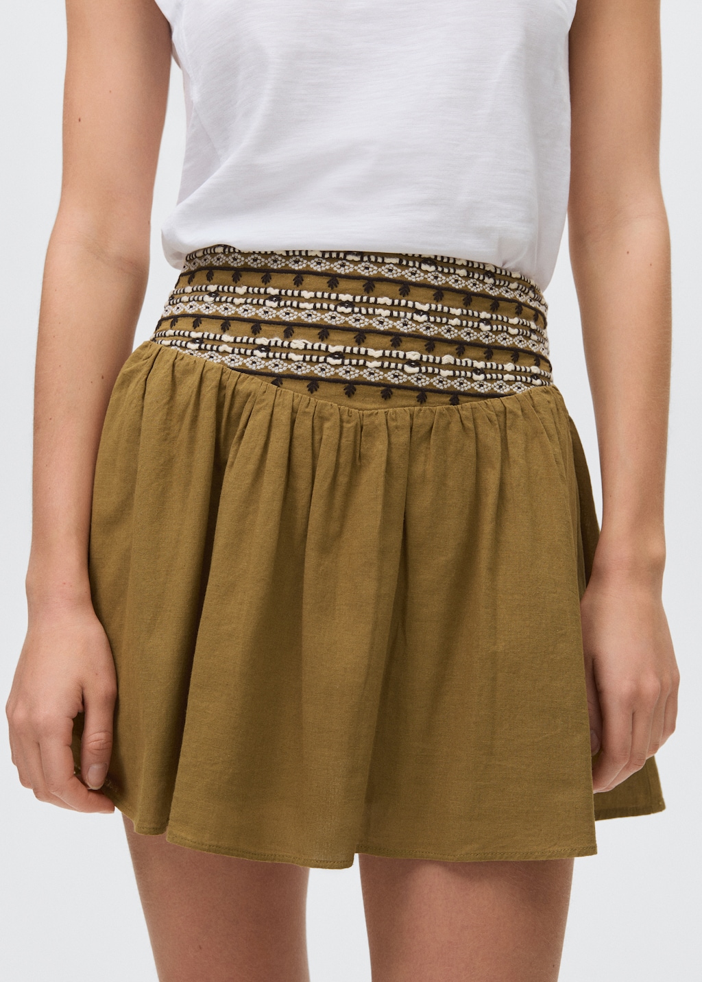 Short skirt with embroidered waist