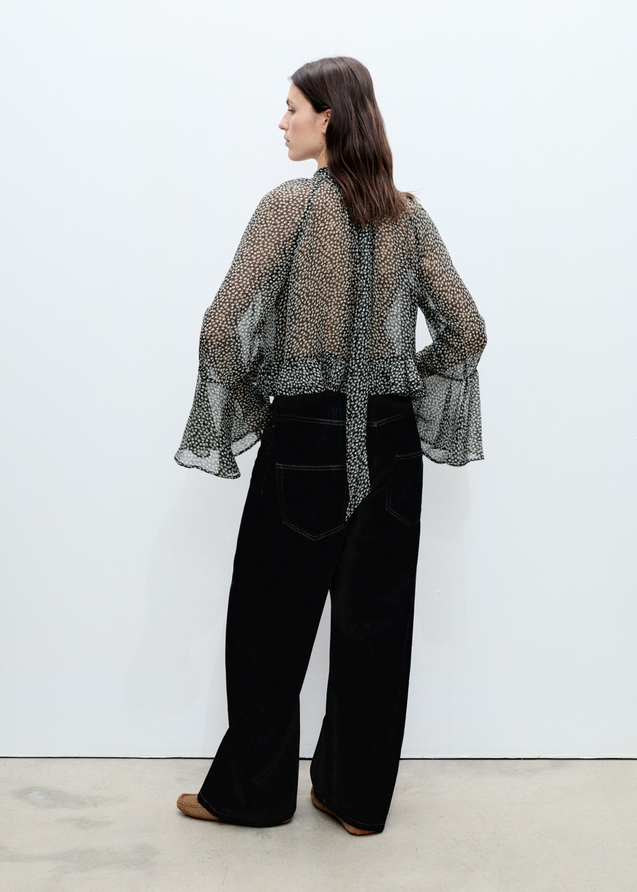 Floral-print blouse with ruffles - Reverse of the article