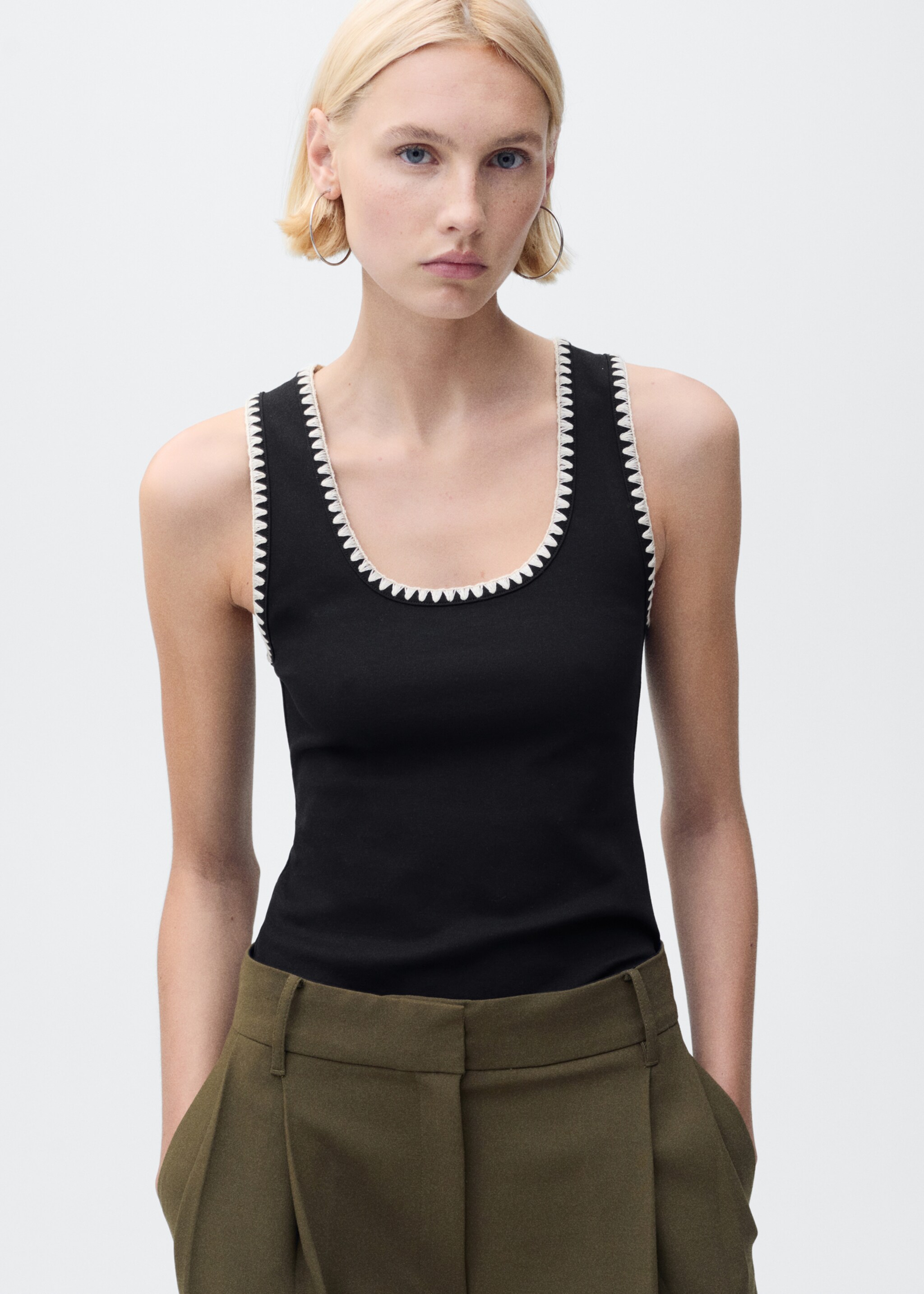 Low-cut top with contrasting trim - Medium plane