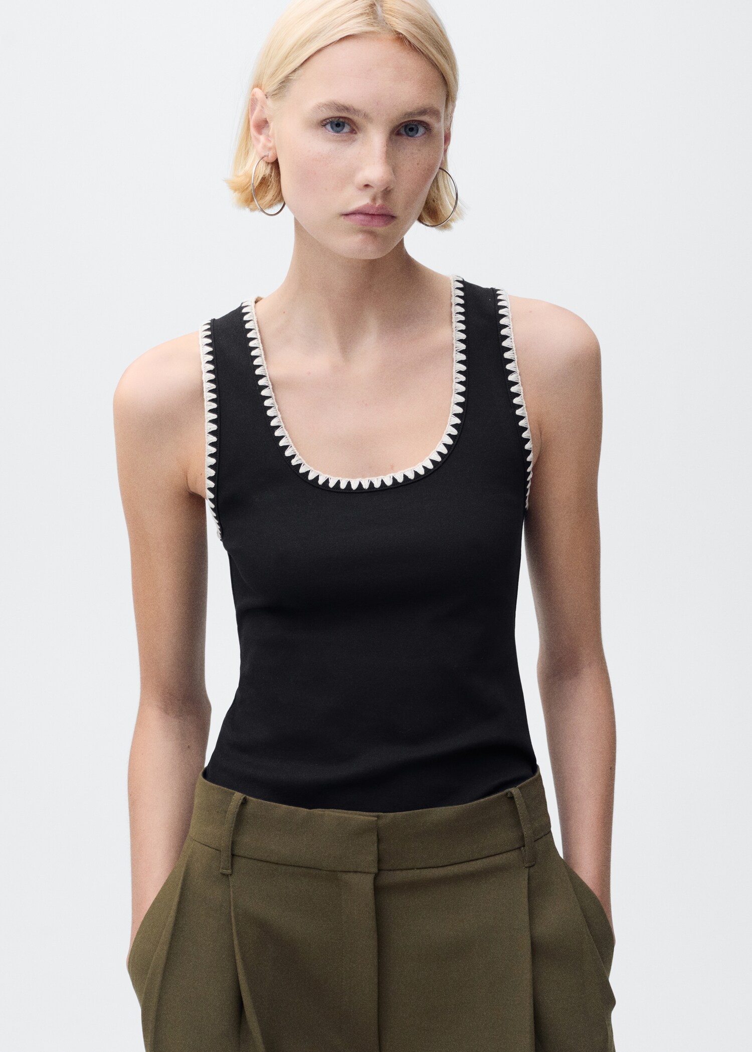 Low-cut top with contrasting trim - Medium plane