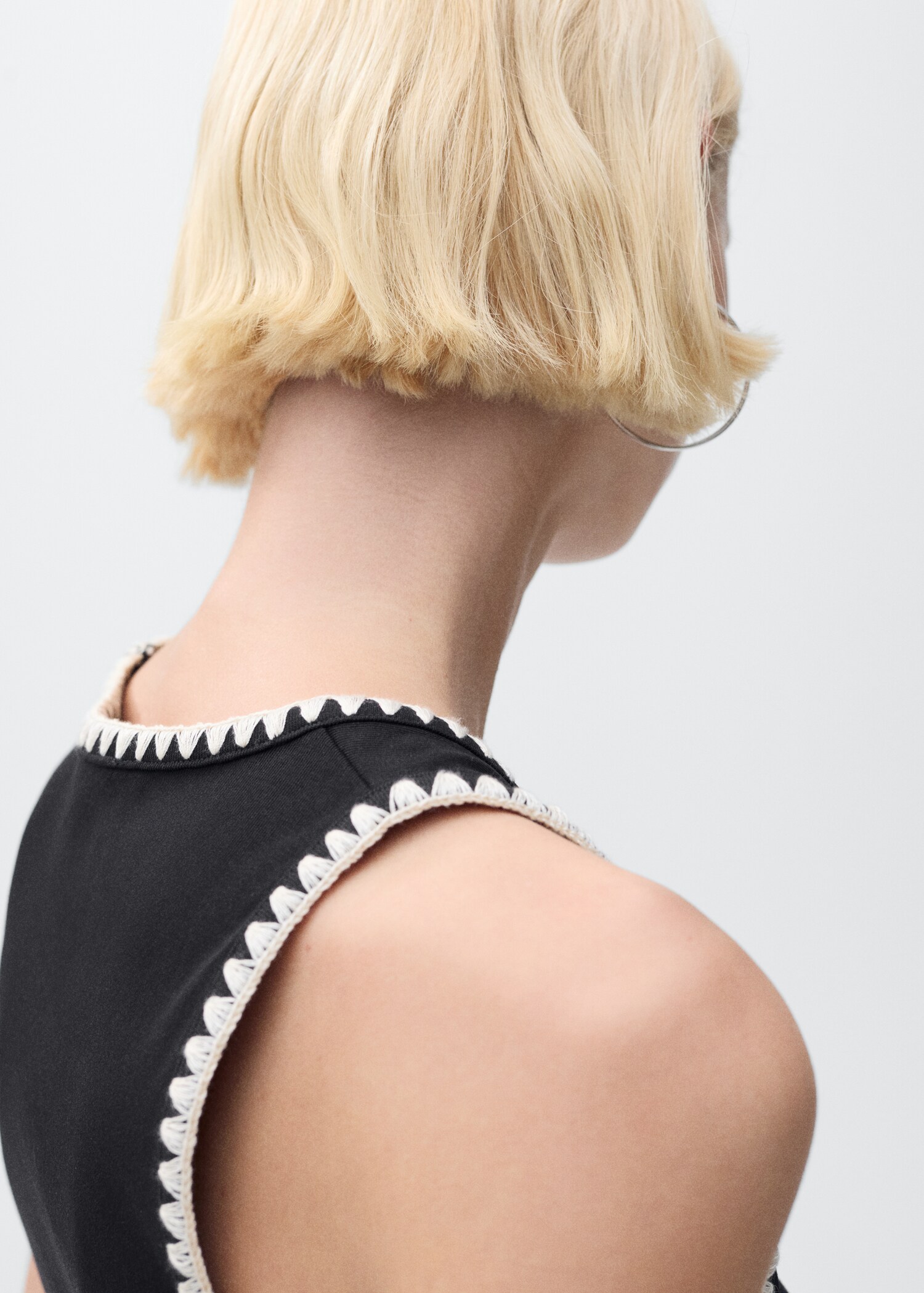 Low-cut top with contrasting trim - Details of the article 2