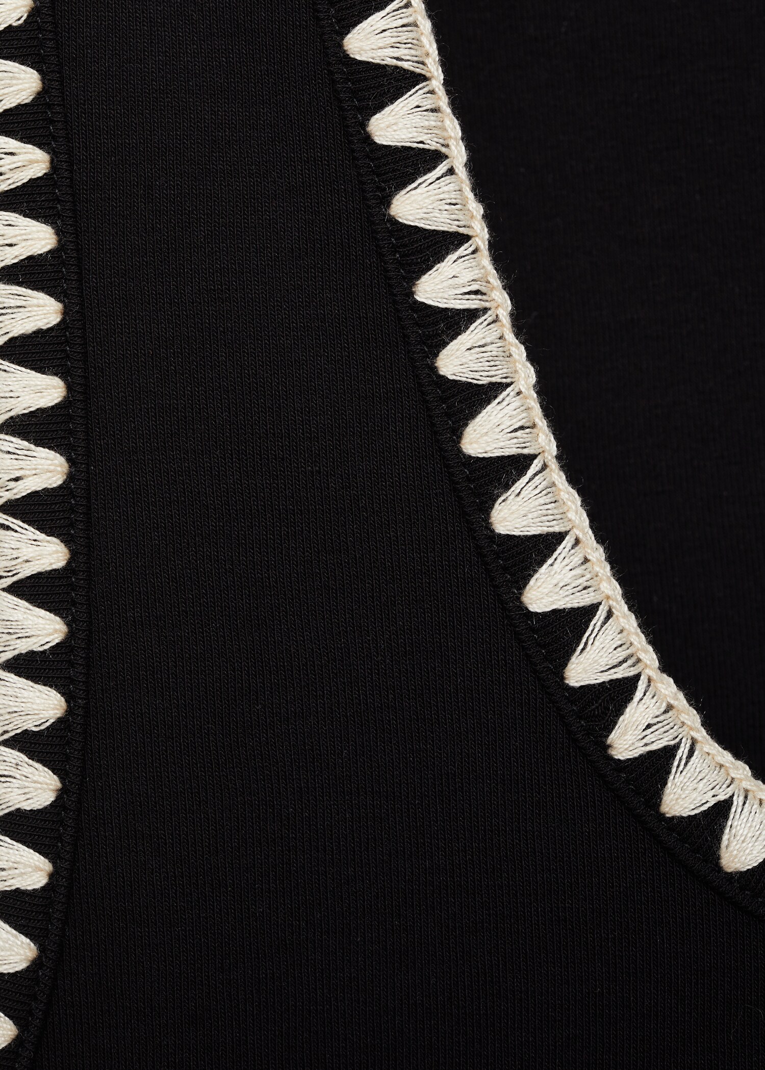 Low-cut top with contrasting trim - Details of the article 8