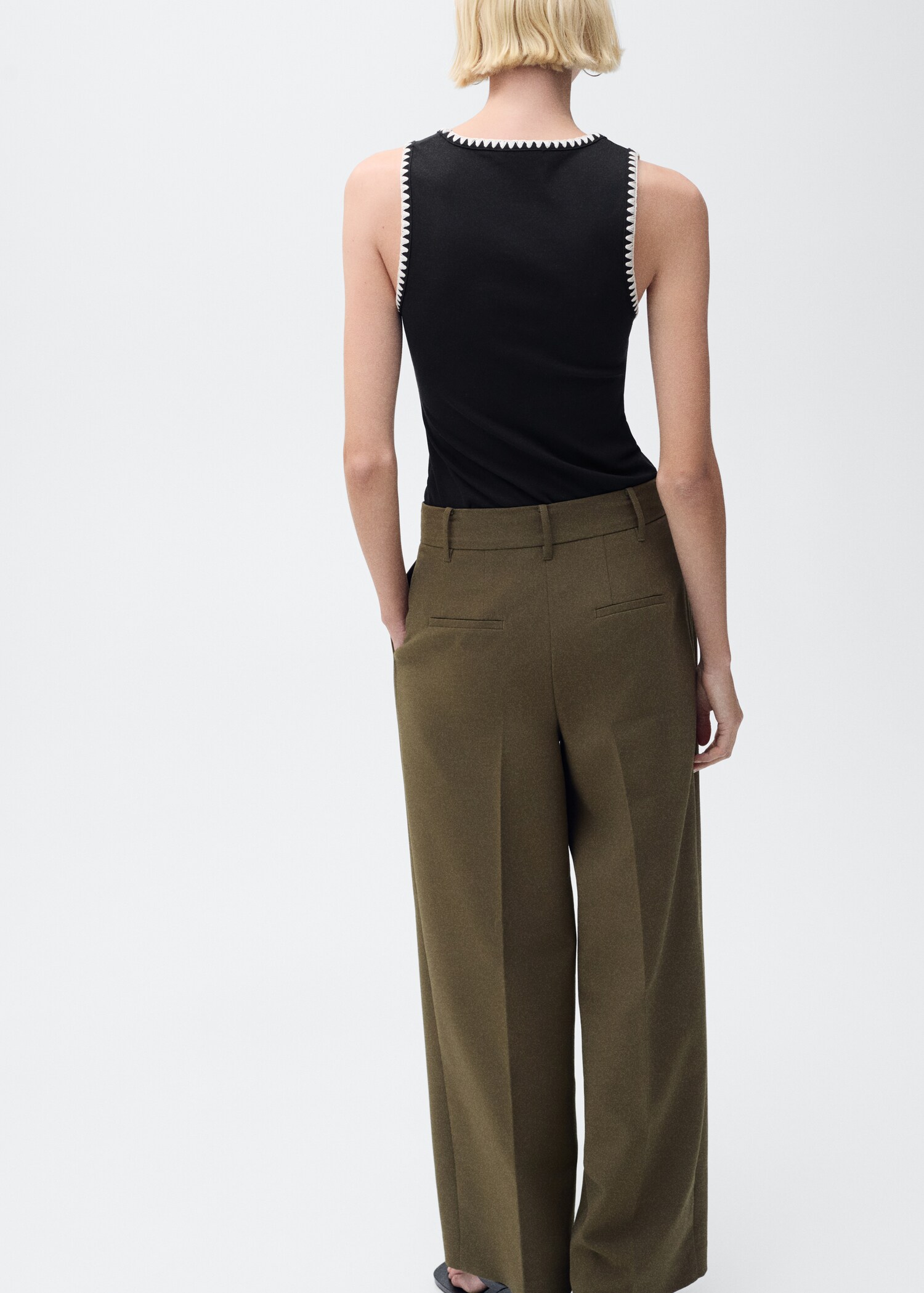 Low-cut top with contrasting trim - Reverse of the article
