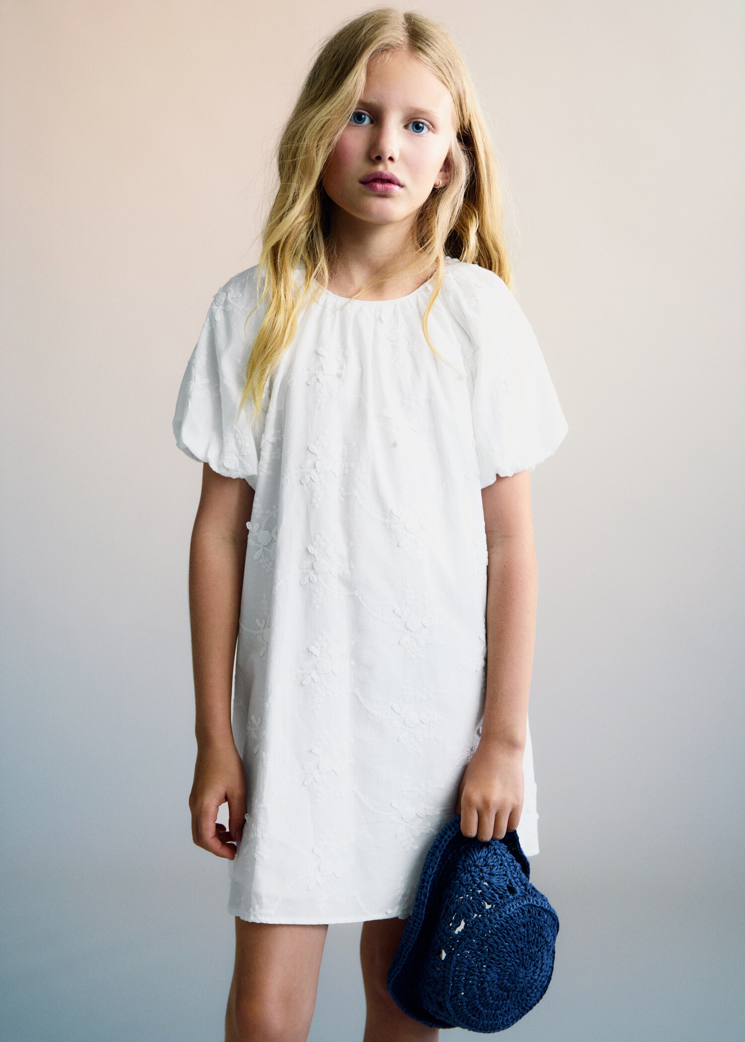 Kleid mit gestickten Details - Mittlere Ansicht