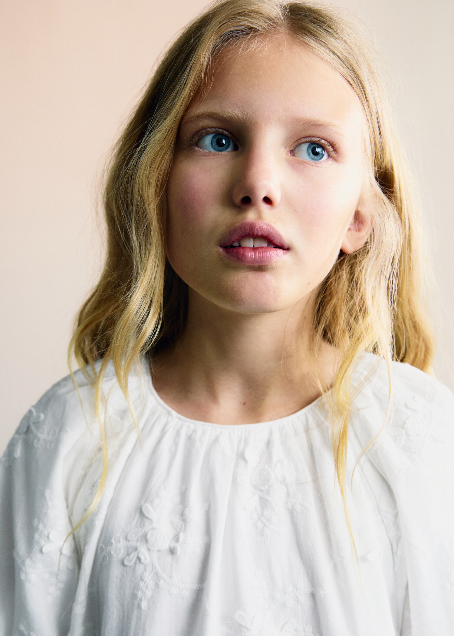 Kleid mit gestickten Details - Detail des Artikels 1