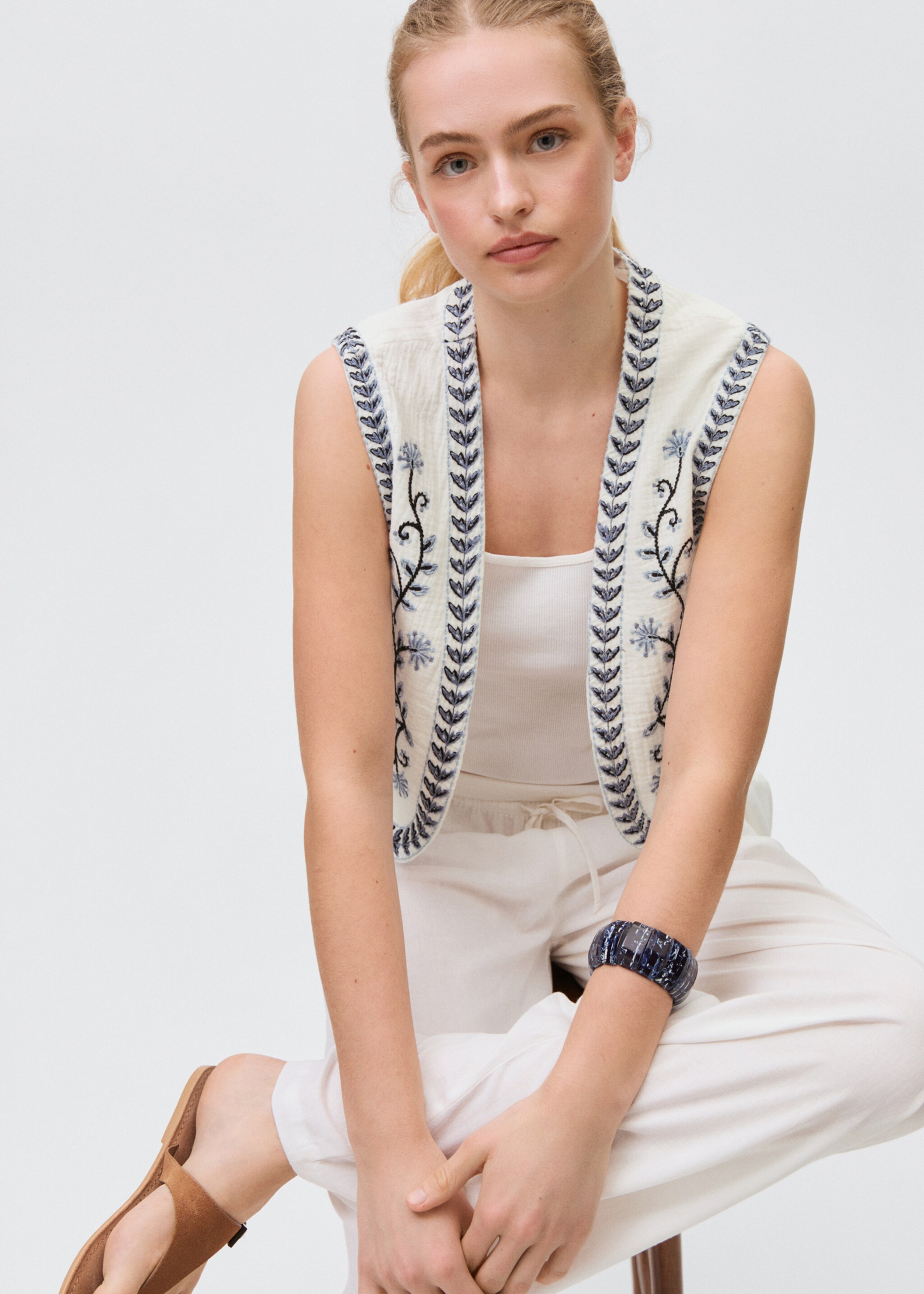 Flower-embroidered cropped waistcoat - Details of the article 2
