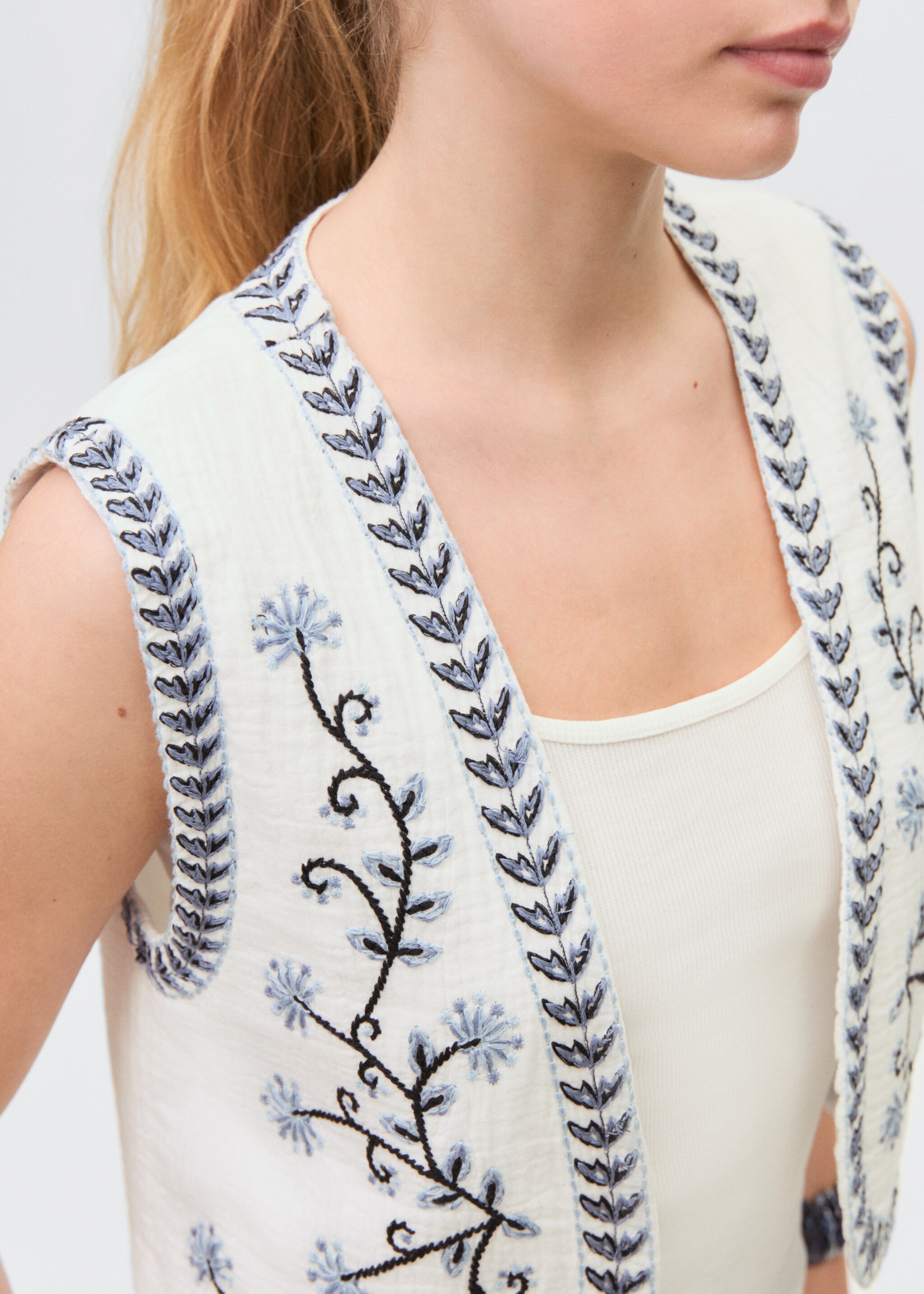 Flower-embroidered cropped waistcoat - Details of the article 6