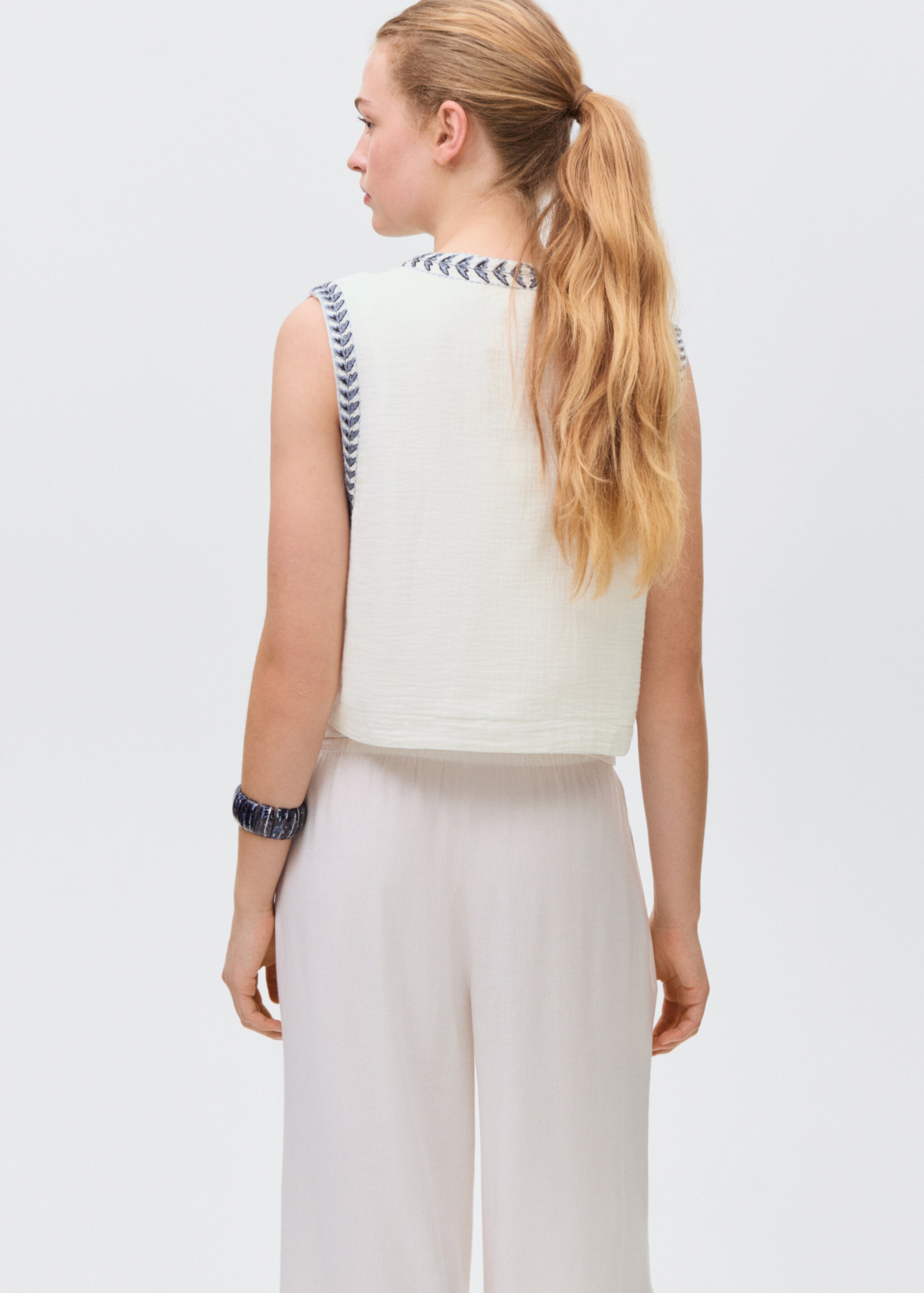 Flower-embroidered cropped waistcoat - Reverse of the article