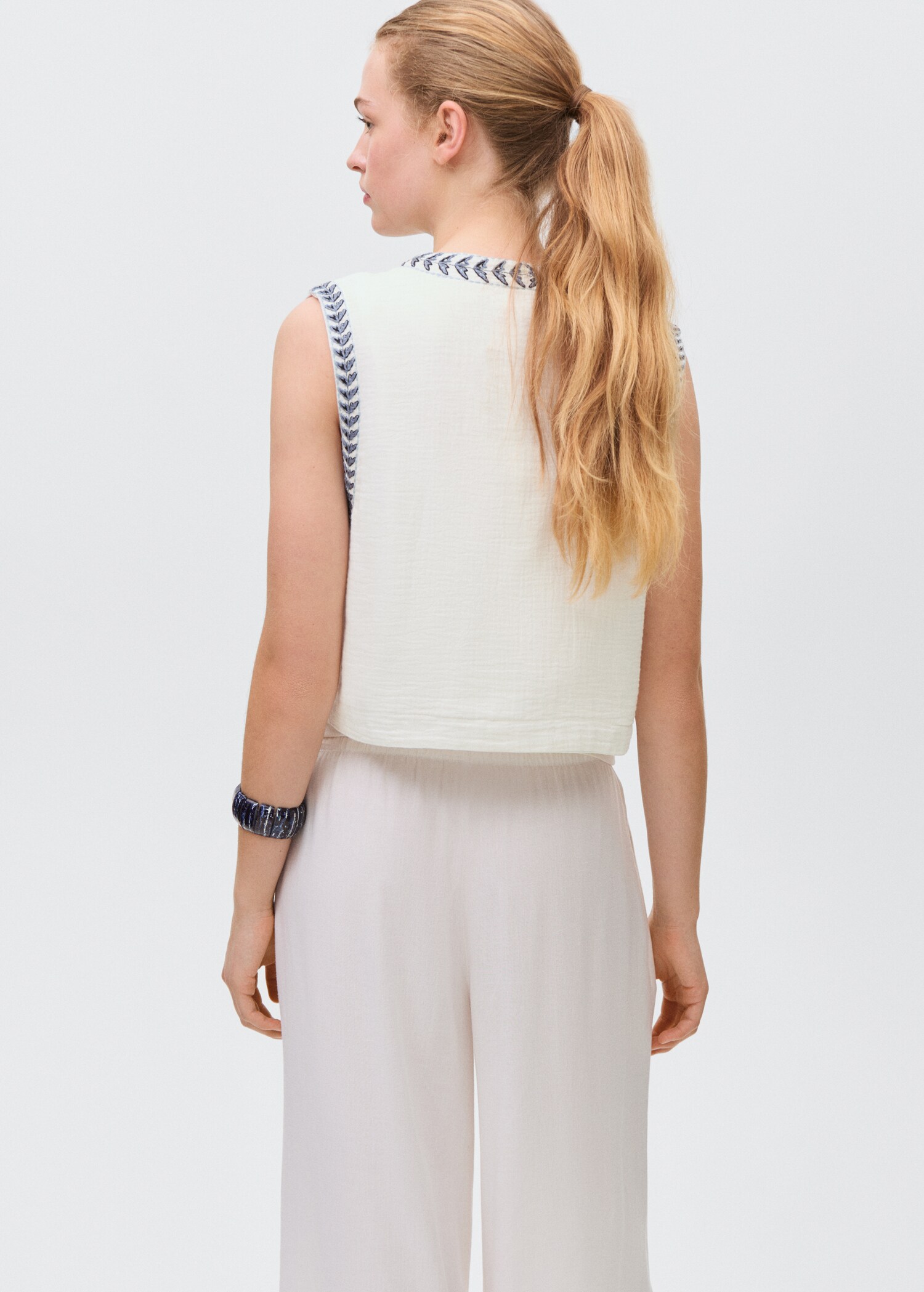 Flower-embroidered cropped waistcoat - Reverse of the article