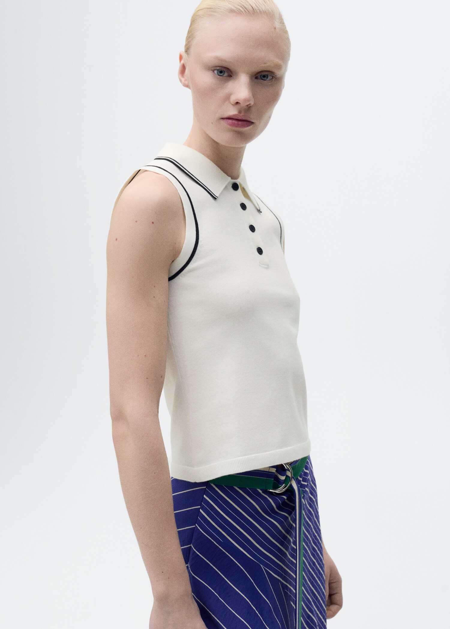 Top punto cuello polo ribetes contraste - Plano medio