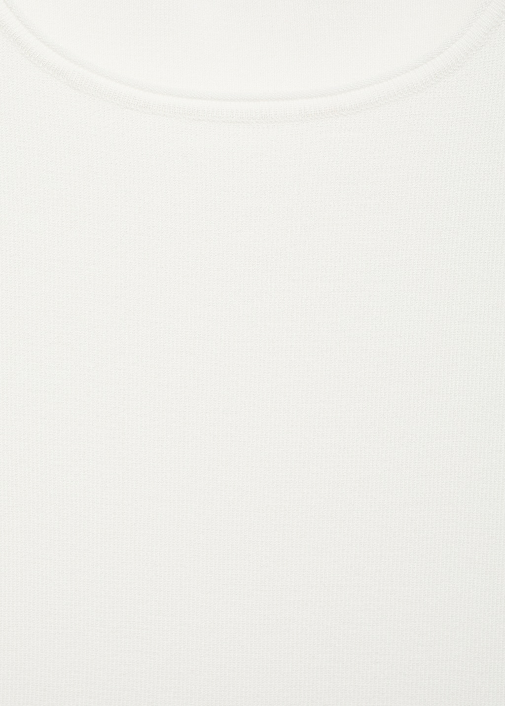 Knitted sweater with asymmetrical hem