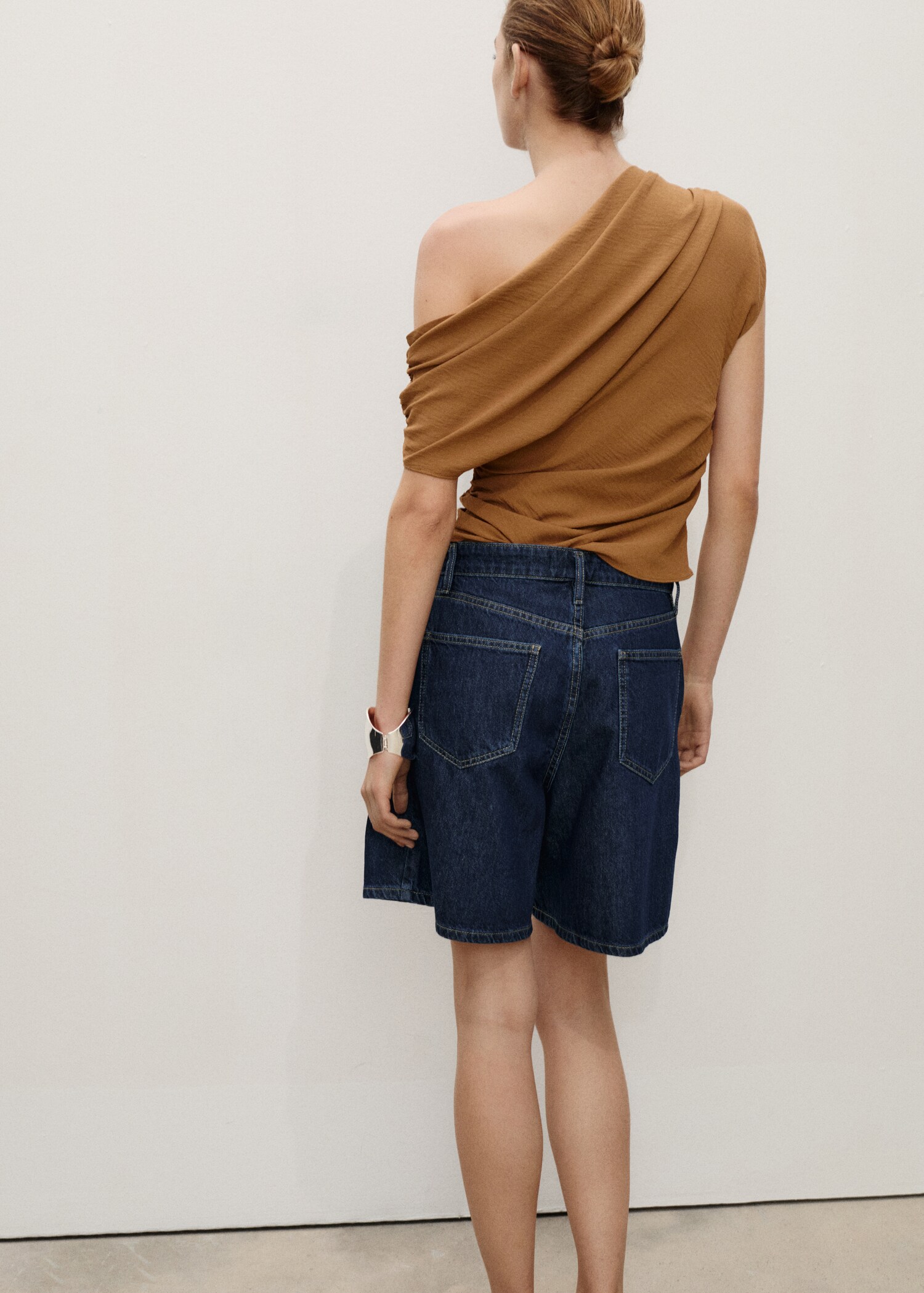 Bermudas denim pinzas rinse wash - Reverso del artículo